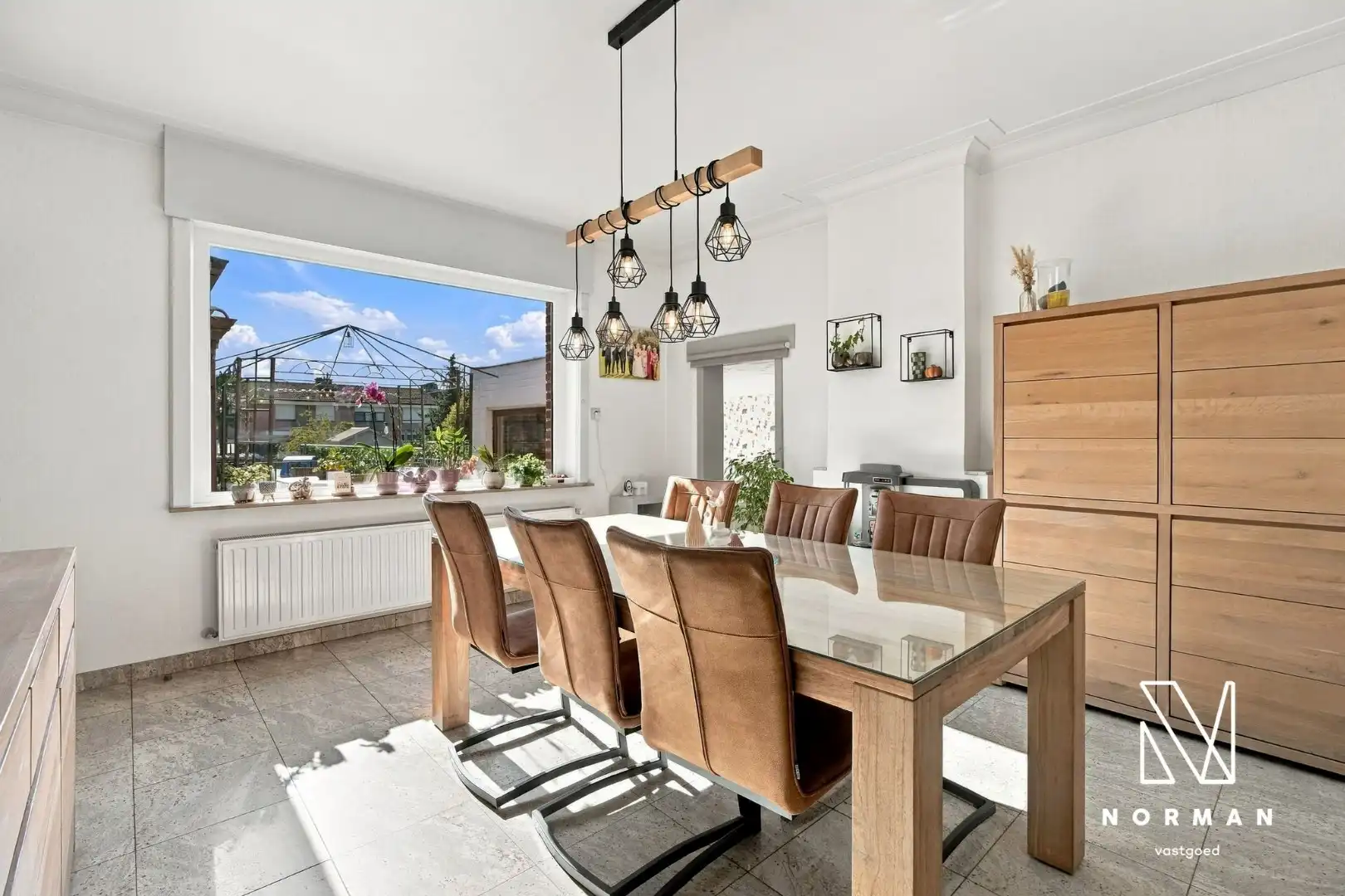 Stevige woning met 5 slaapkamers en praktijkruimte met parkeerplaats op commerciële ligging foto 3