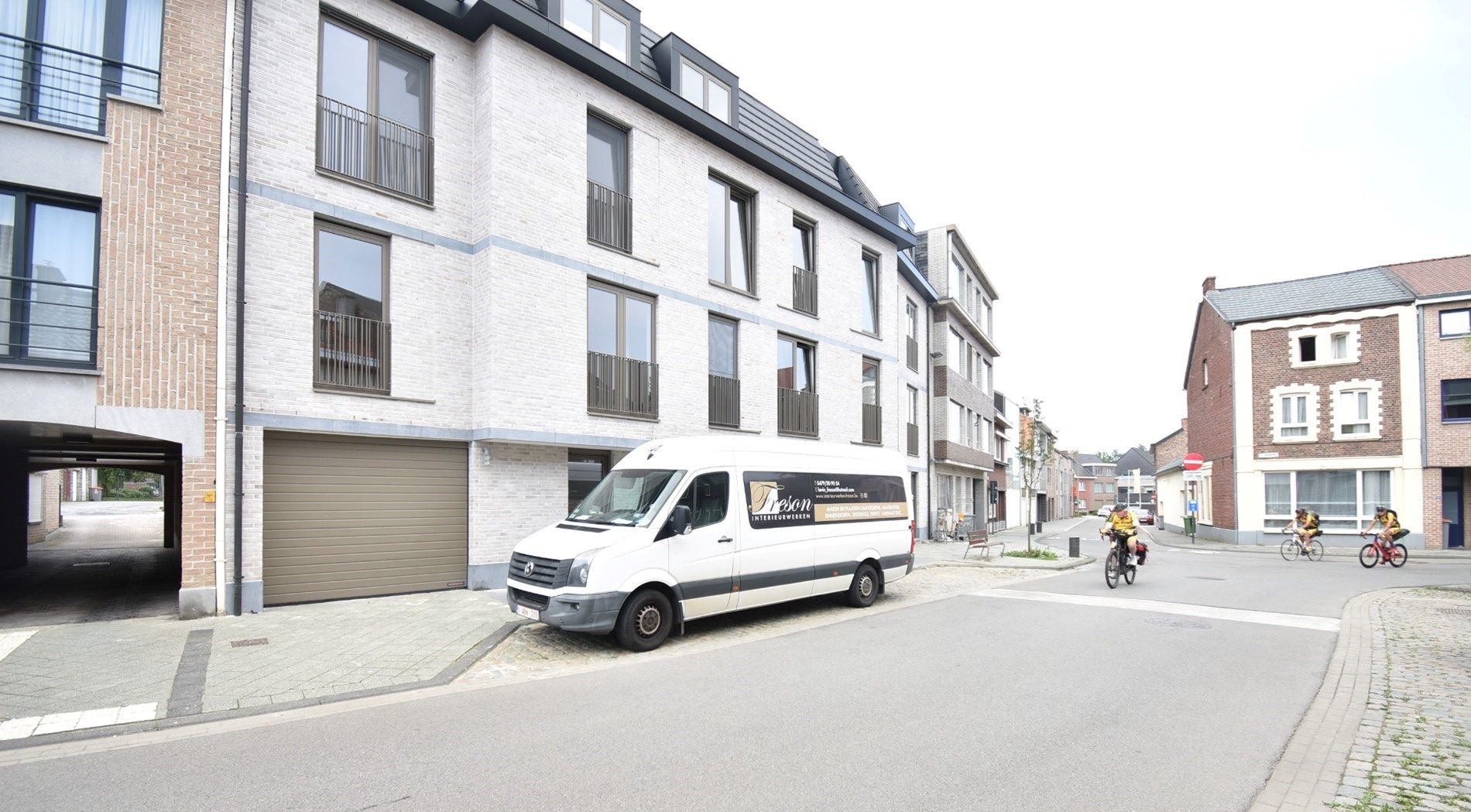 Knap afgewerkt gelijkvloers appartement in het centrum met groot terras en tuintje foto 4