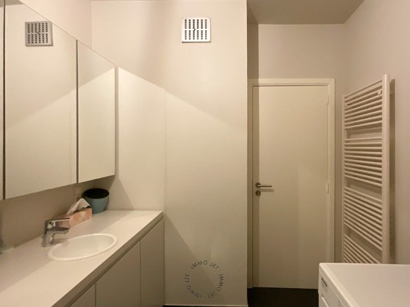 Centraal gelegen appartement met twee slaapkamers en een terras foto 9