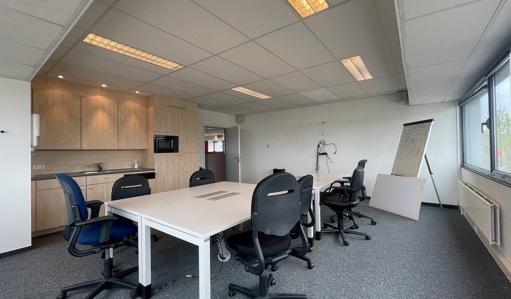 Ingedeelde kantoorruimte met parking te huur in Aartselaar foto 6