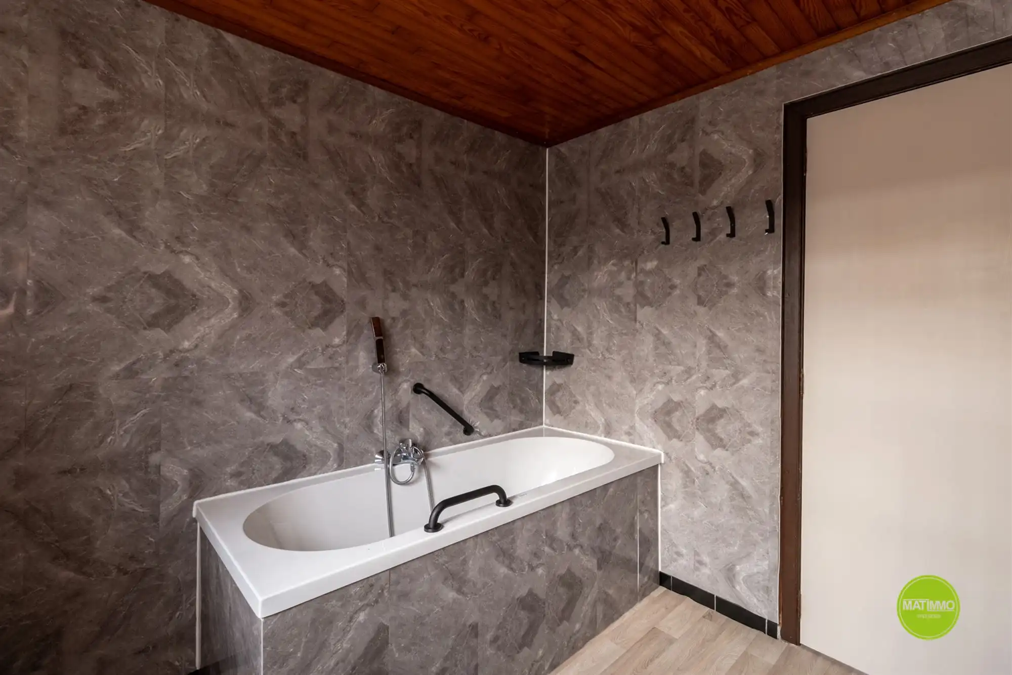 Ruime open bebouwing met 6 slaapkamers op 750 m2 grond foto 18
