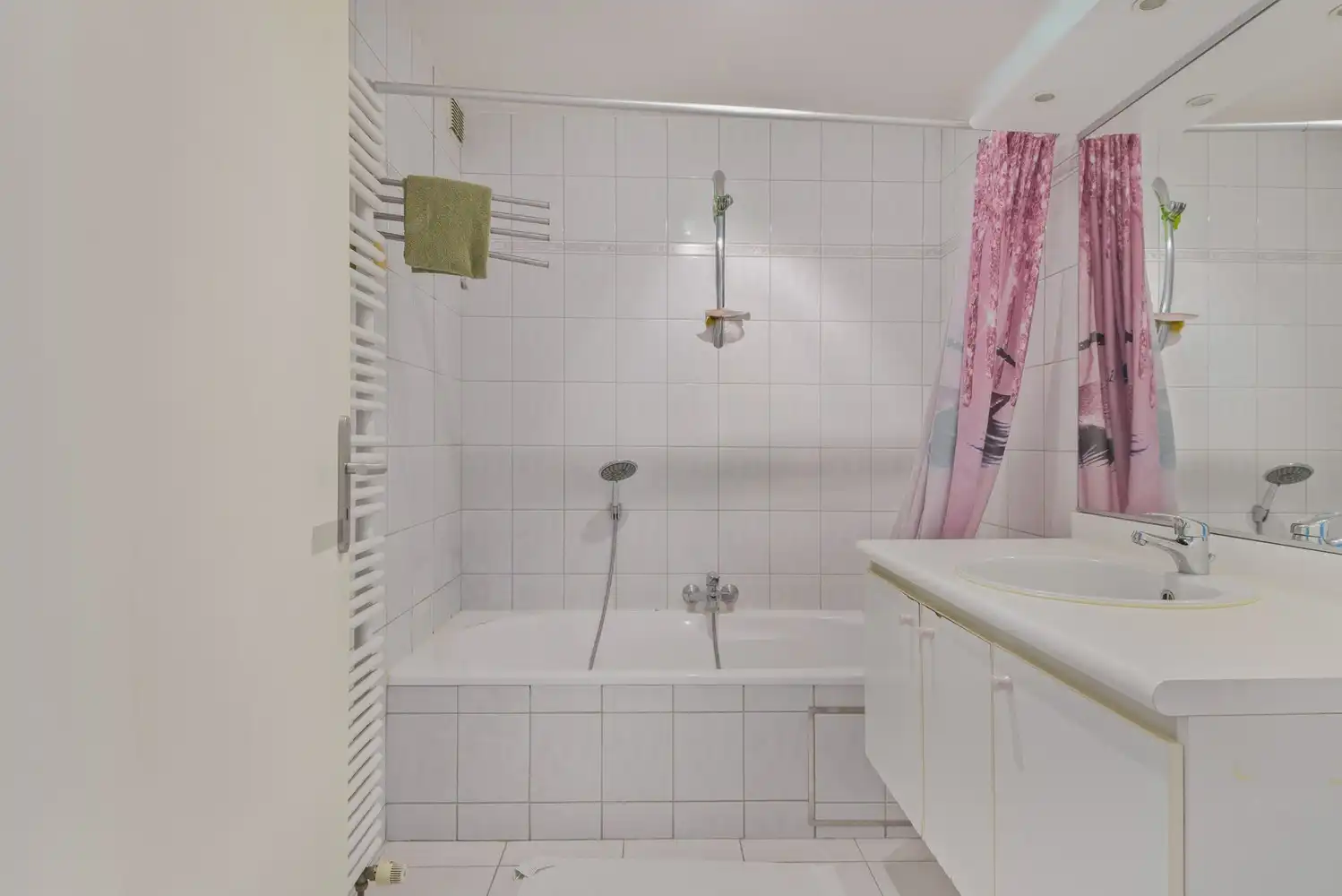 Instapklaar 2-slaapkamer appartement met royale garagebox en autostaanplaats! foto 13