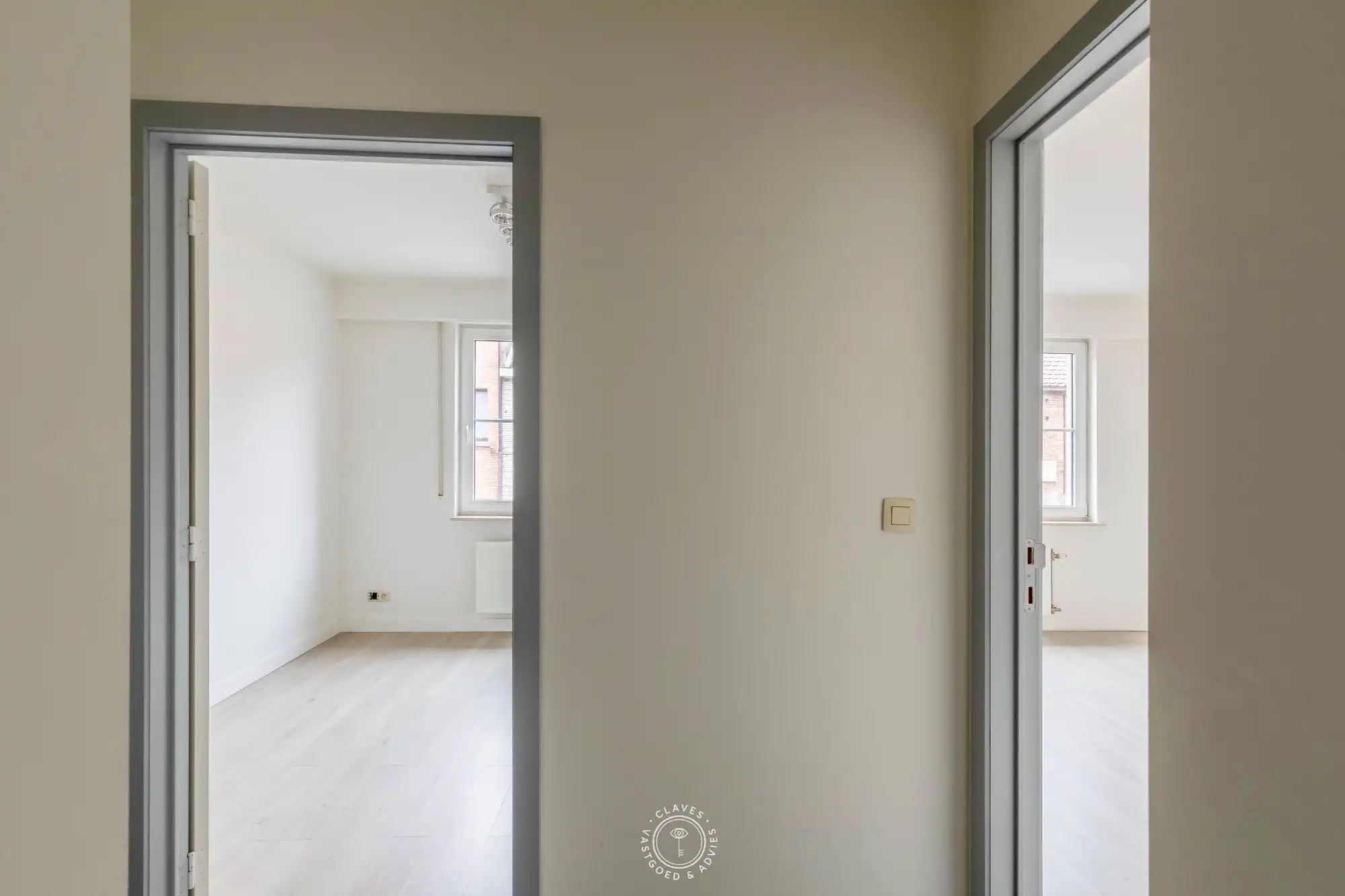 Verzorgd 2 slaapkamer appartement met ruim terras en autostaanplaats foto 9