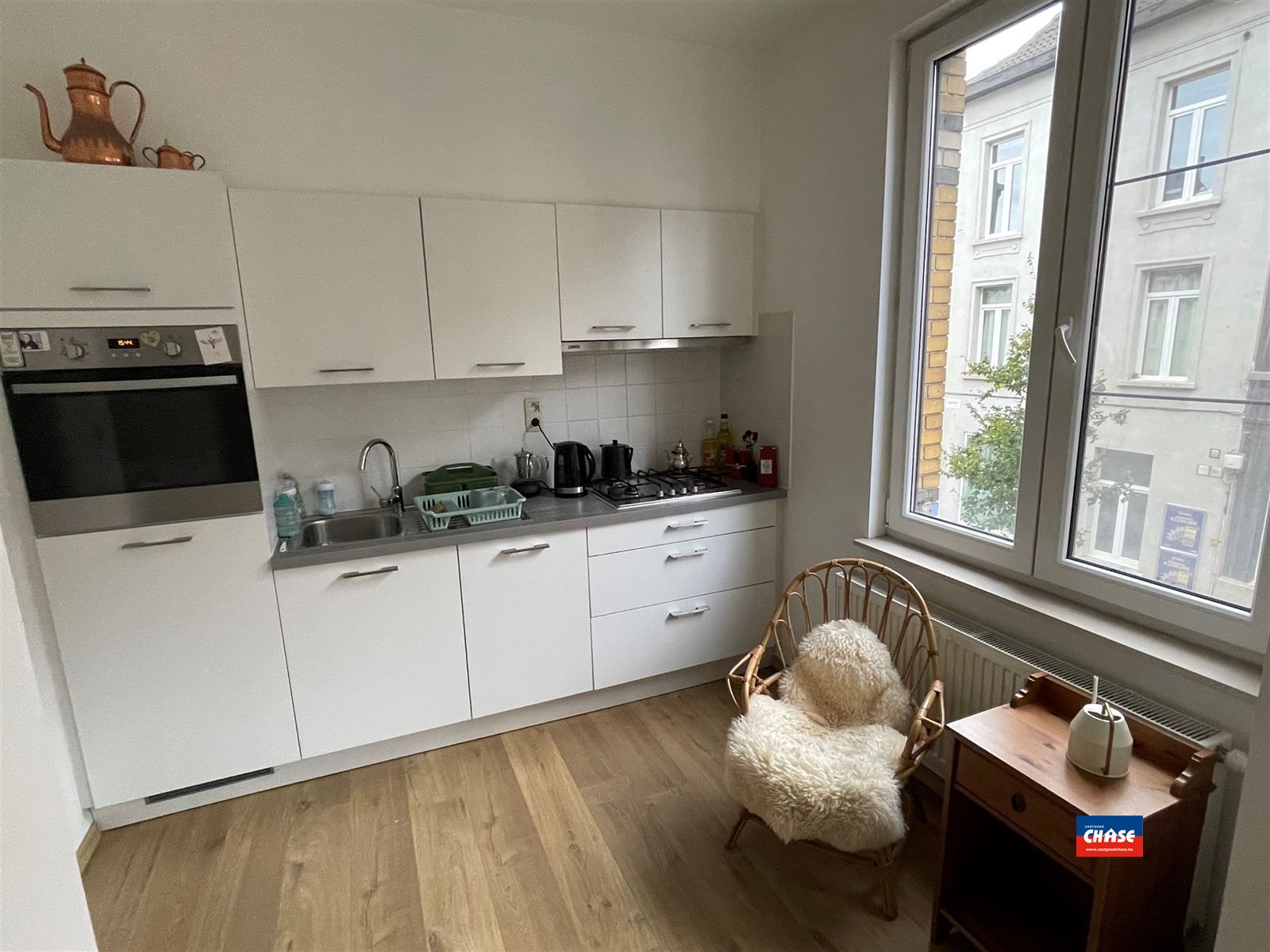 Recent gerenoveerde studio met open keuken, slaaphoek en aparte badkamer foto 1