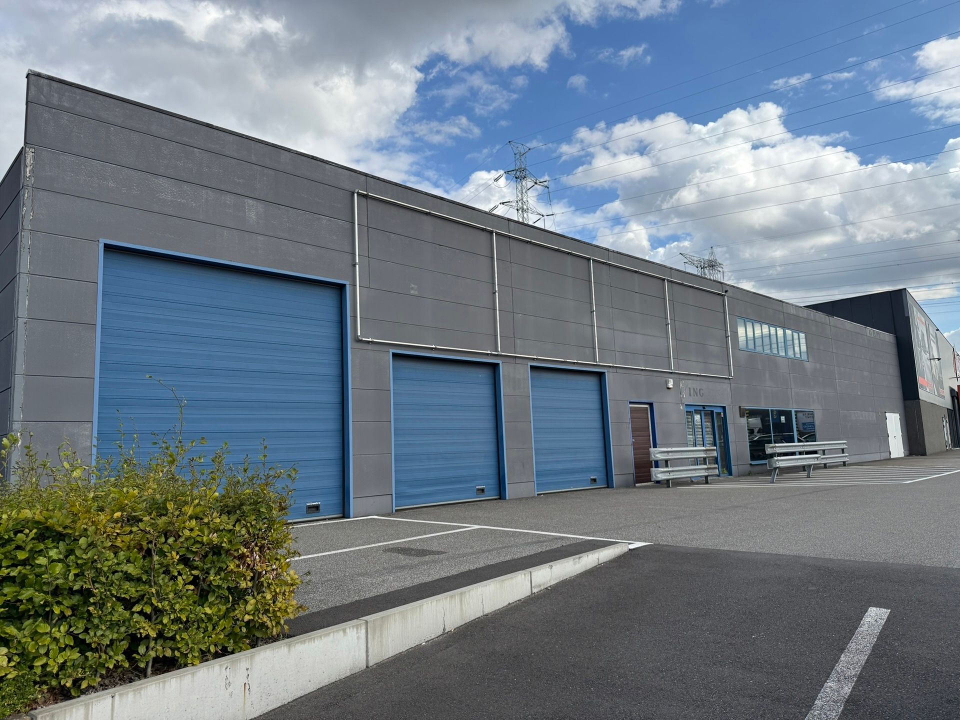 Magazijn met kantoren te huur in industriezone TTS te Temse foto {{pictureIndex}}