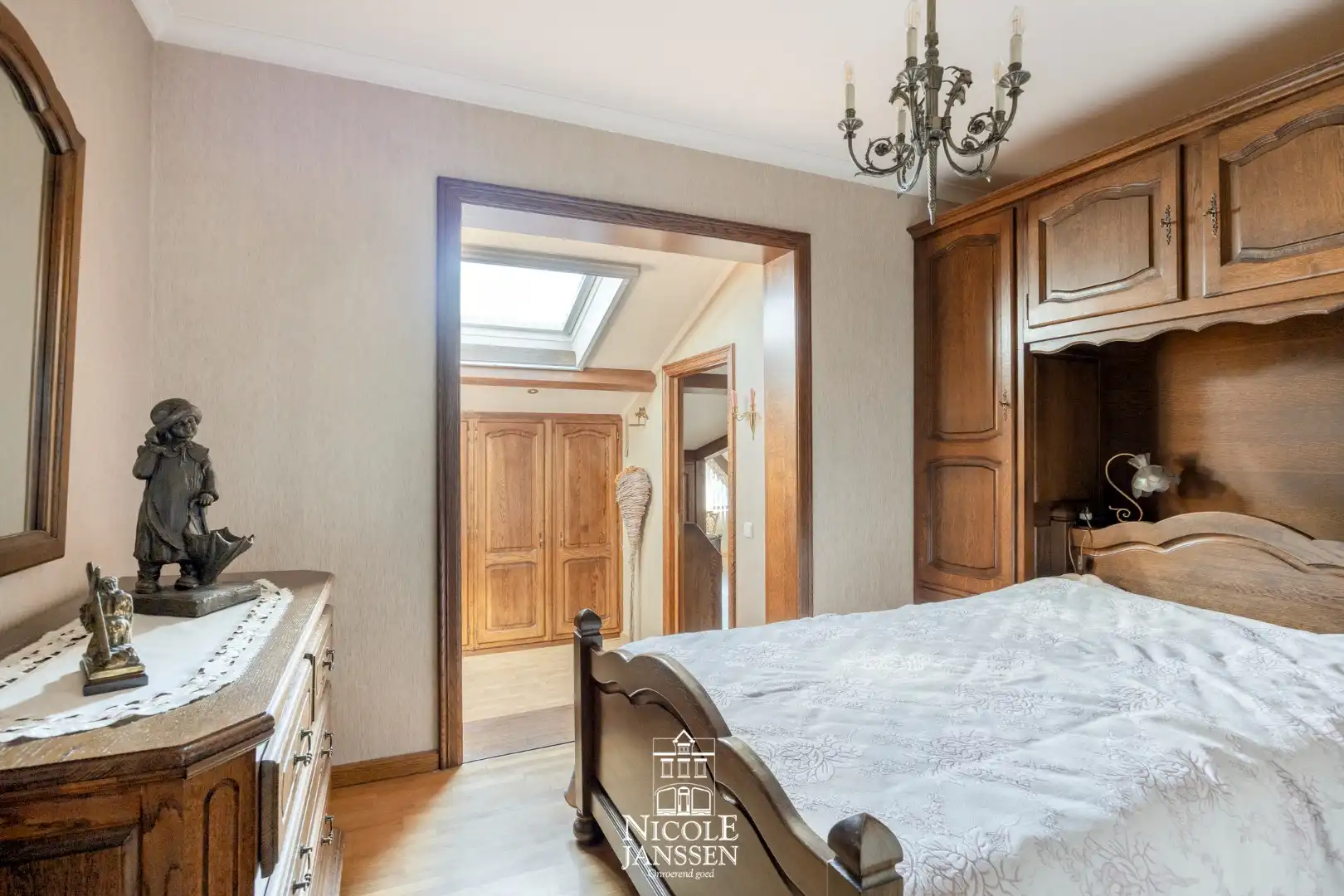 Ruime woning in landelijke omgeving foto 19