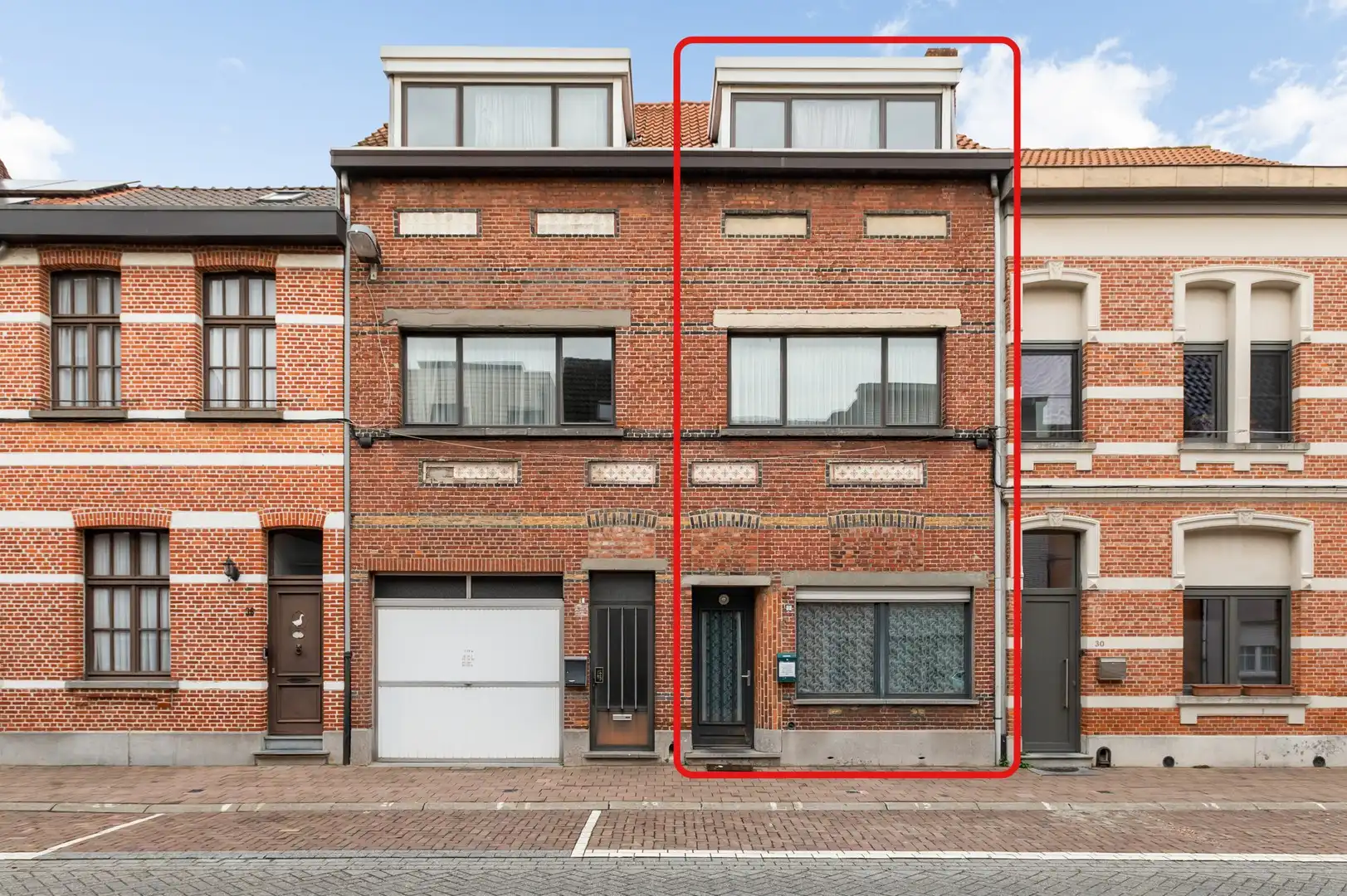 Hoofdfoto van de publicatie: Op te knappen woning met 4 slaapkamers te Merksem