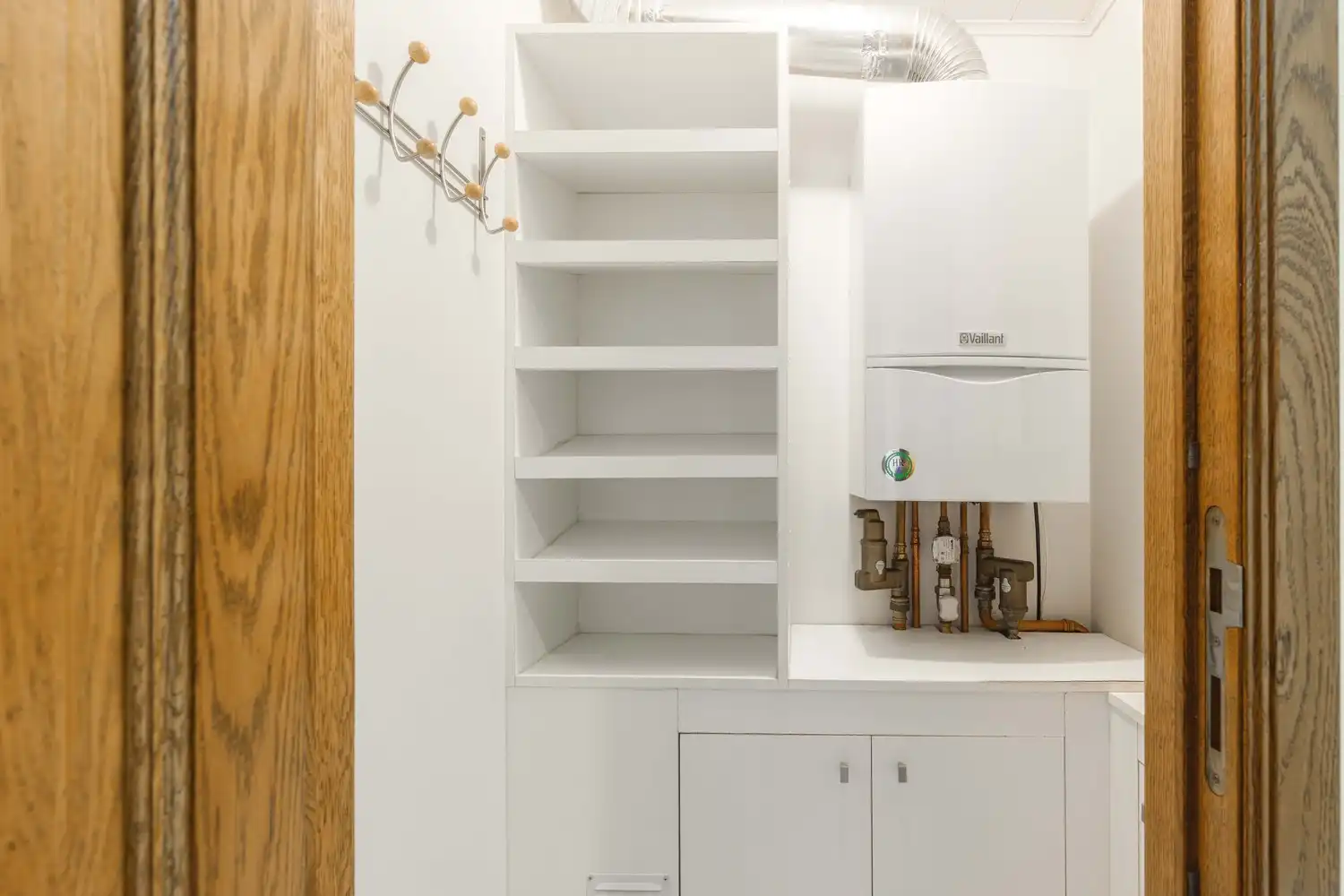 Gelijkvloers appartement met twee garages te Izegem. foto 9