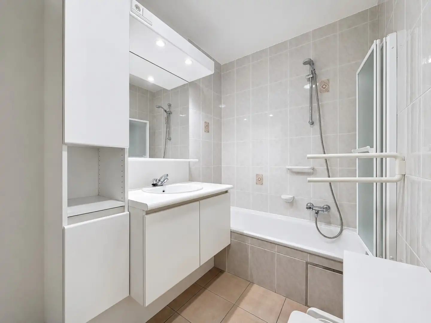 Instapklaar appartement Inclusief autostaanplaats nabij het strand van Nieuwpoort foto 7