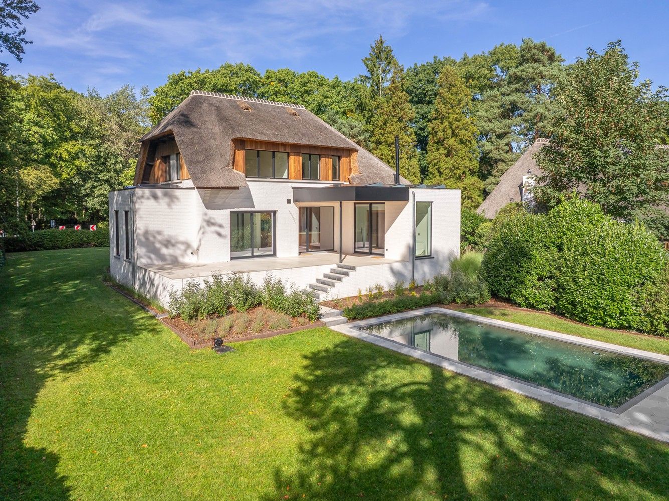Luxueuze rietgedekte villa met zwembad & wellness in Schotenhof foto {{pictureIndex}}