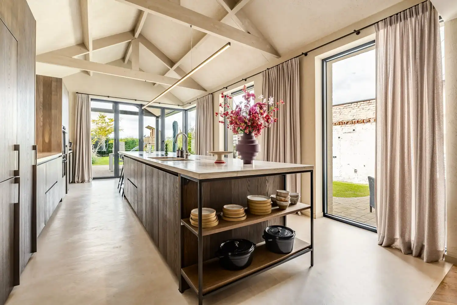Stijlvol totaal gerenoveerde woning met 4 slaapkamers, 2 badkamers en zonnige tuin foto 5