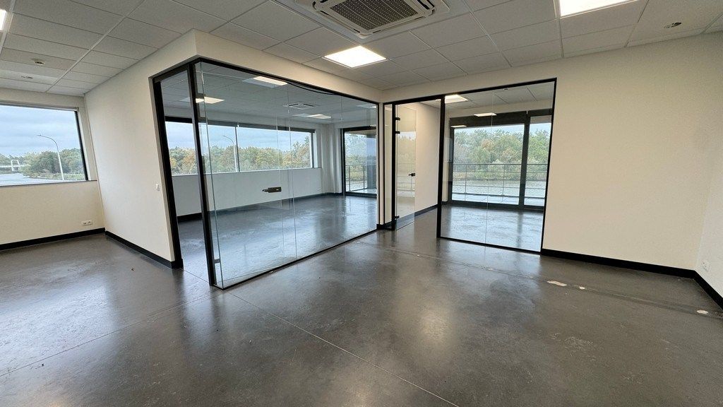 Instapklare kantoren te huur met terras vlakbij afrit R4 in Evergem foto 3