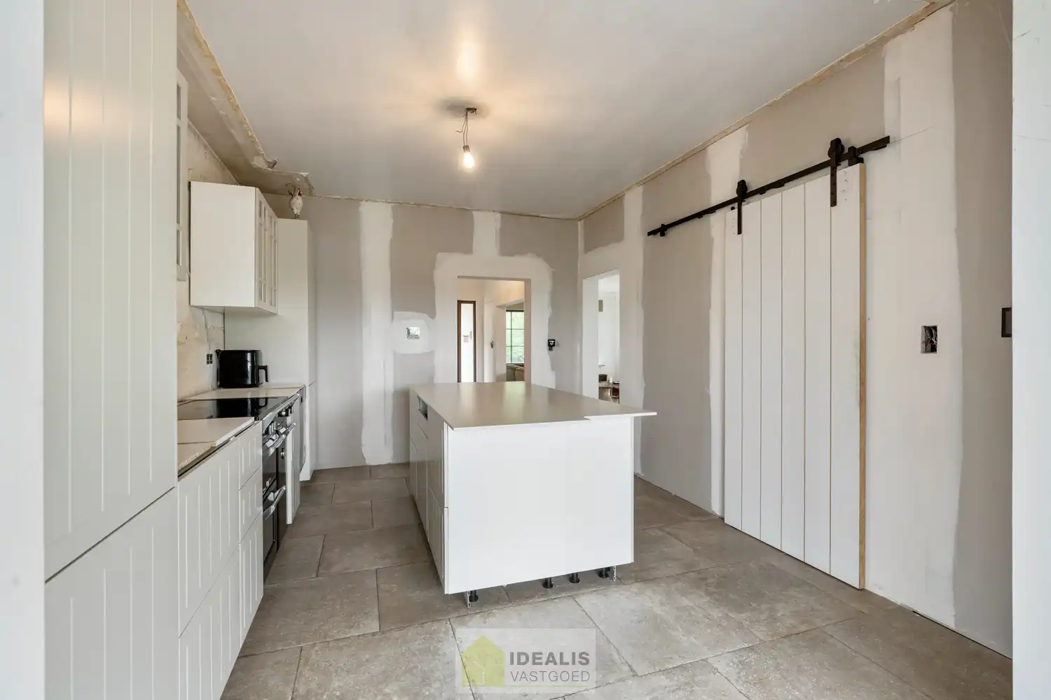 KNAPPE GROTENDEELS GERENOVEERDE EENGEZINSWONING MET EEN HEERLIJK LICHTRIJKE WOONKAMER MET OPEN KEUKEN, AANSLUITEND VERANDA MET ZICHT OP DE ZEER RUIME TUIN (+-2700M²!), 3 SLAAPKAMERS, RUIMTELIJKE BADKAMER VOORZIEN VAN BAD EN INLOOPDOUCHE EN DE WONING IS VOLLEDIG ONDERKELDERD! EEN HEERLIJK RUIME BUNGALOW DIE NOG VOLLEDIG NAAR EIGEN SMAAK AFGEWERKT KAN WORDEN! Een aangename woning met een bewoonbare oppervlakte van +- 205m² op een perceel van +- 26are98ca (2698m²) op een rustige locatie! Tevens is de woning centraal gelegen t.o.v. het centrum van Peer, Meeuwen (Oudsbergen) en Houthalen-Helchteren en kan men vlot gebruik maken van de Noord-Zuidverbinding (A24). foto 9