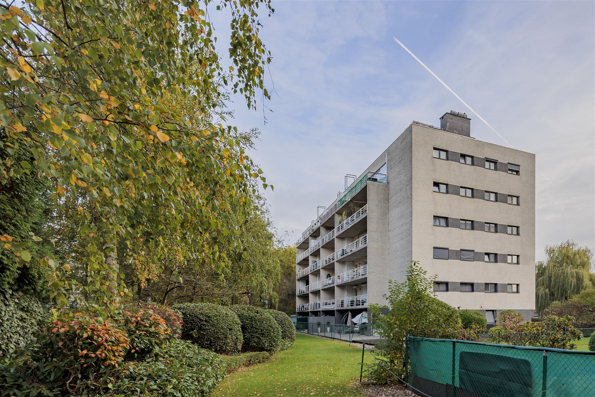 Ruim 2 slpk appartement, terras en P te Hoboken foto {{pictureIndex}}