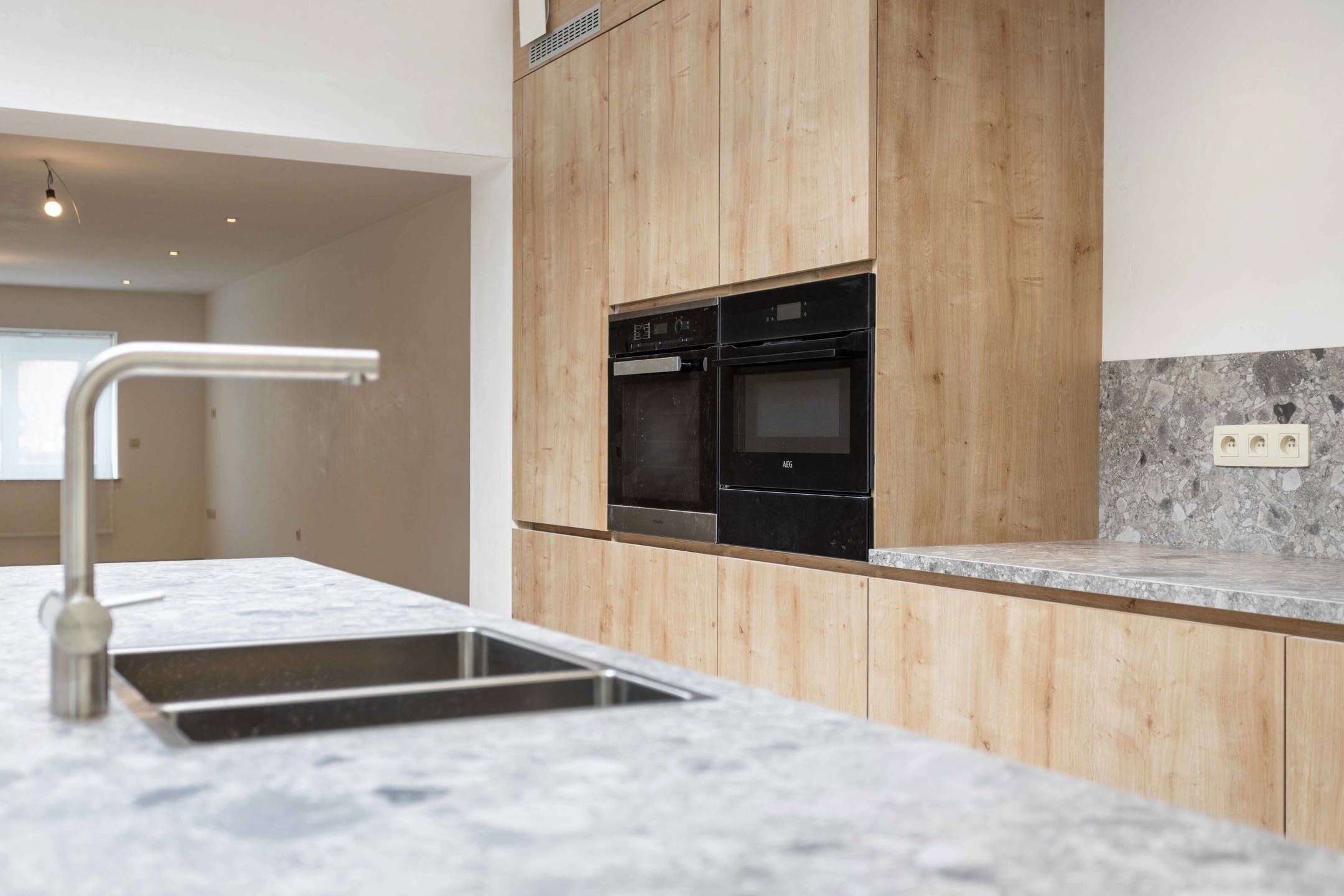 Gelijkvloers appartement met buitenruimte in het centrum! foto 7