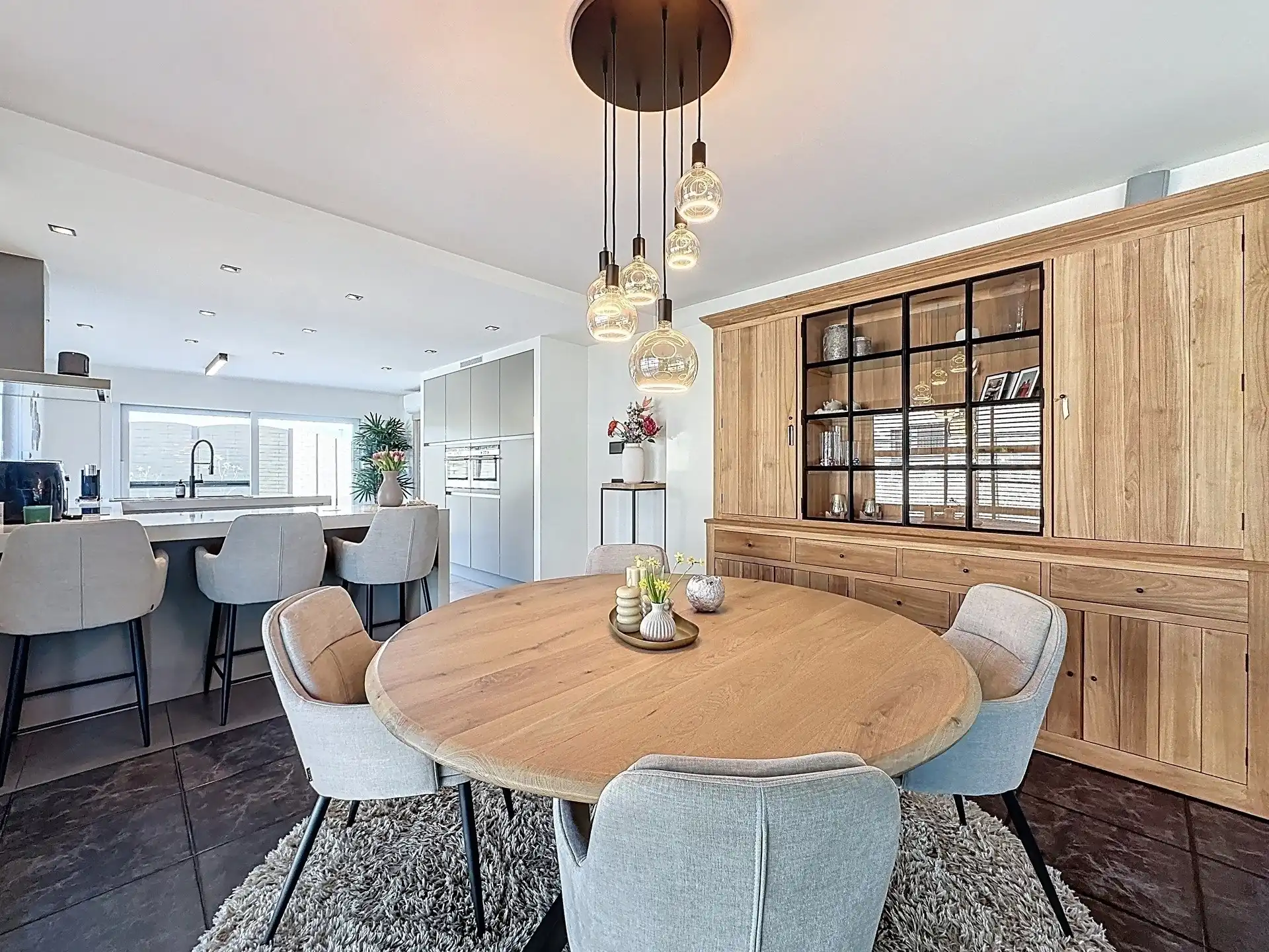 Ruime, luxueuze open bebouwing met 4 slaapkamers, 2 badkamers en garage op een perceel van 741m².  foto 4