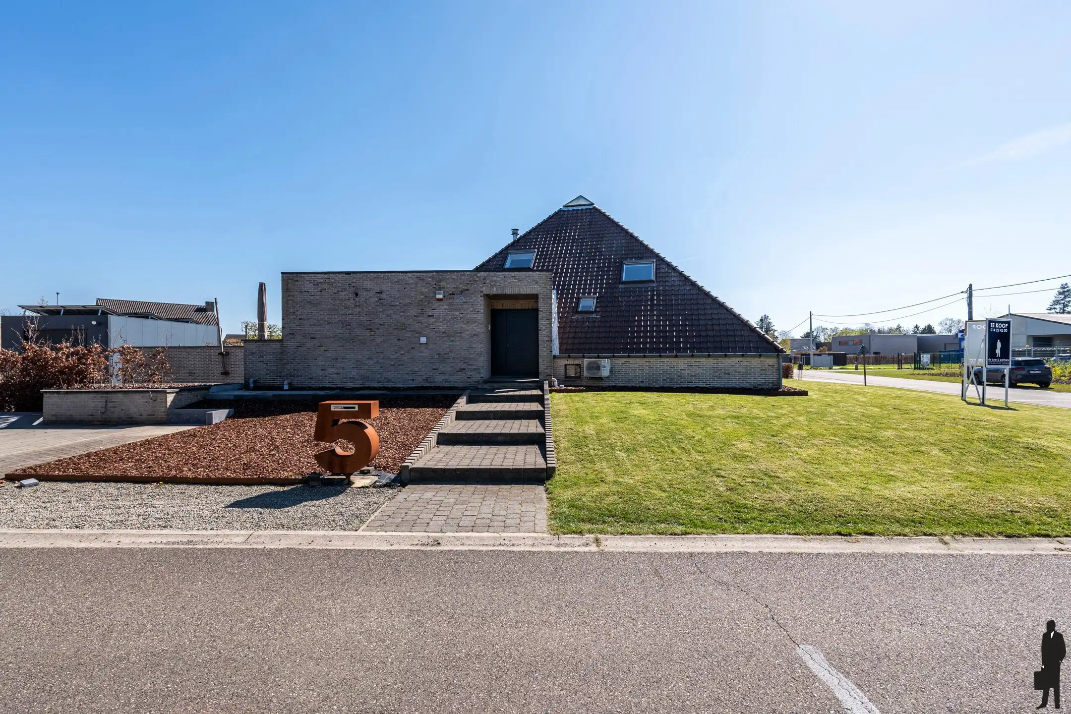 Unieke, ruime architectenvilla met riante kelder en werkbox foto 3