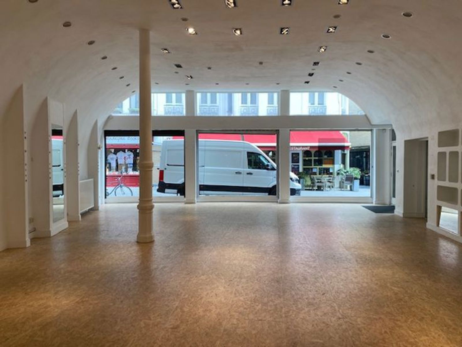 Ruim handelspand te huur nabij de Kathedraal (520 m²) foto 3