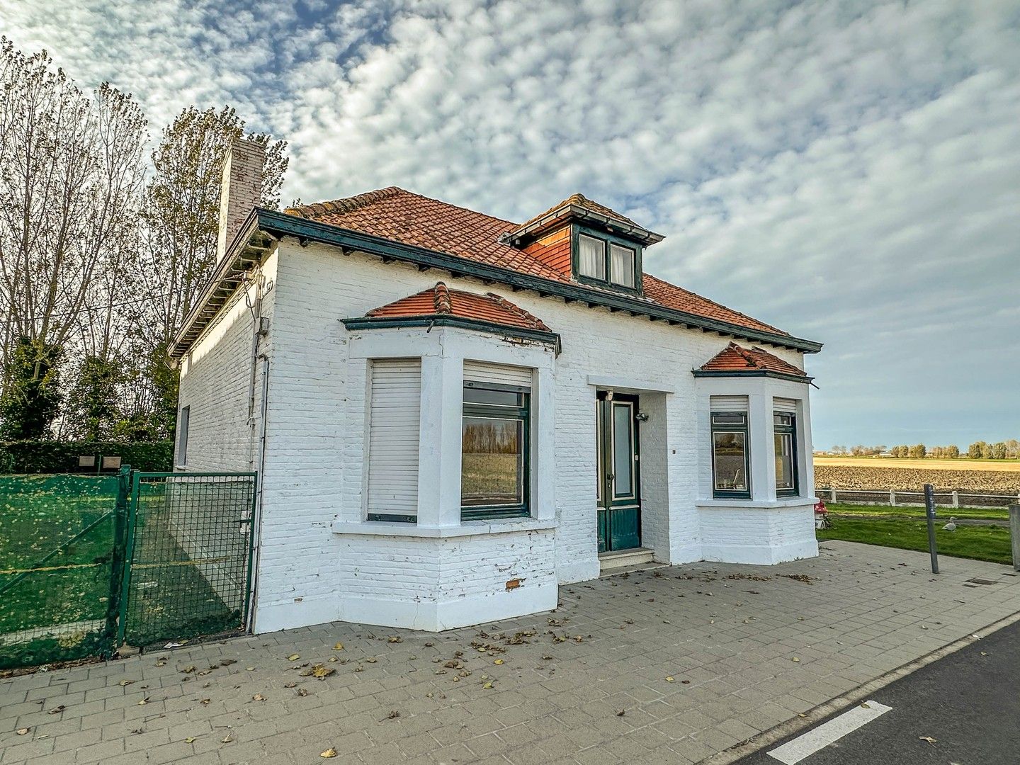 Te renoveren woning met grote garage/opslagruimte Schore. foto 2