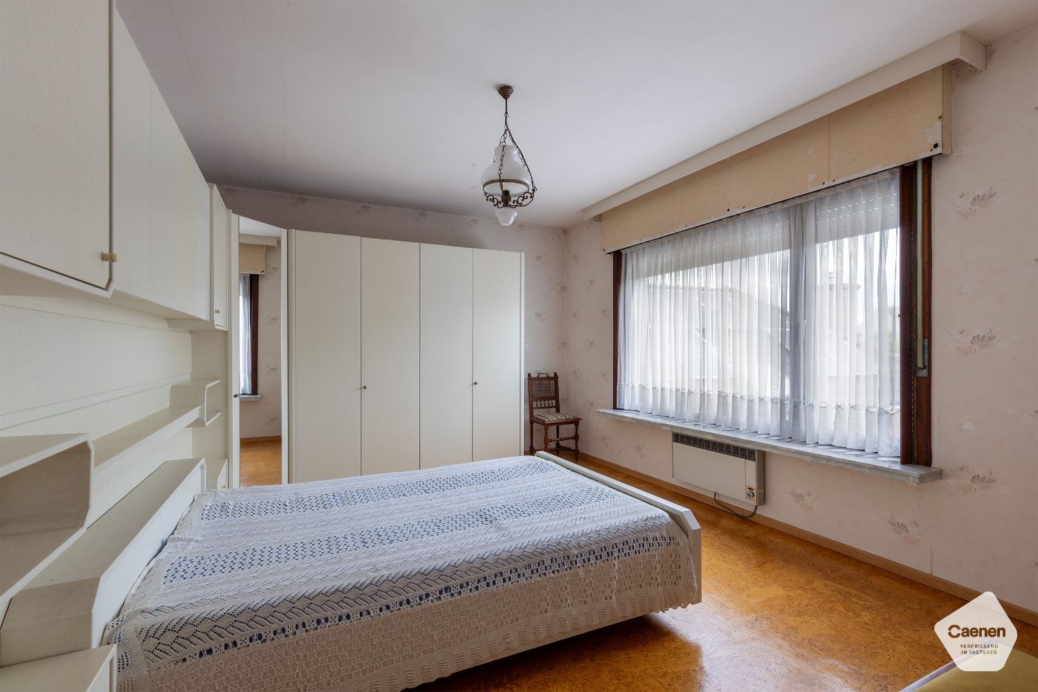 Te renoveren woning met 3 slaapkamers, inpandige garage en mooie uitgestrekte tuin! foto 8