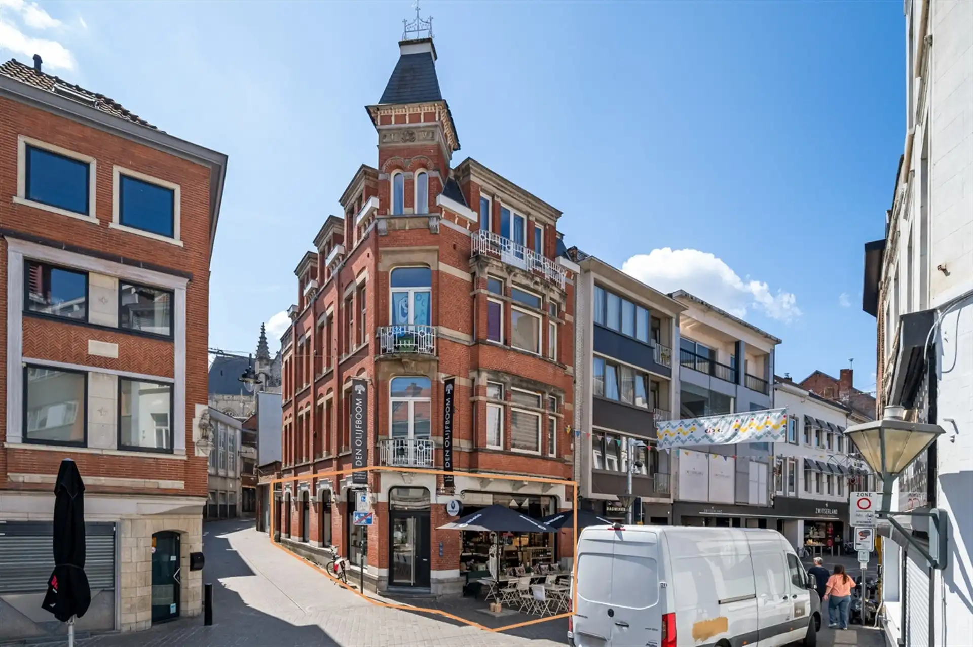 Gerenoveerde opbrengsteigendom bestaande uit handelspand en 3 appartementen foto 2