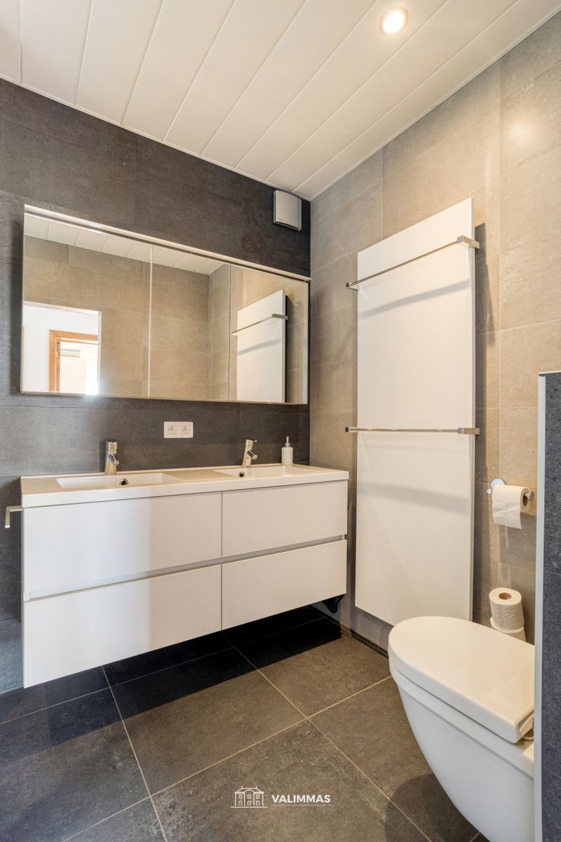 Instapklare & comfortabele driegevelwoning mt garage en tuin foto 15
