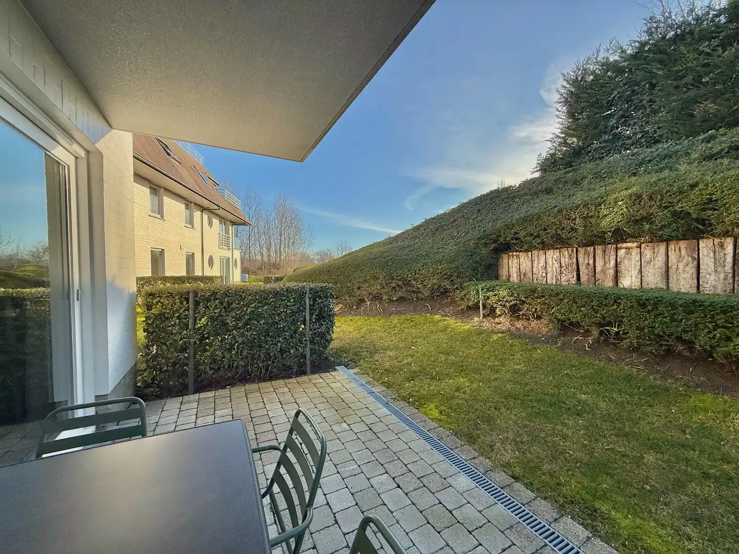 Ruim appartement met zonnig terras en tuintje. foto 11