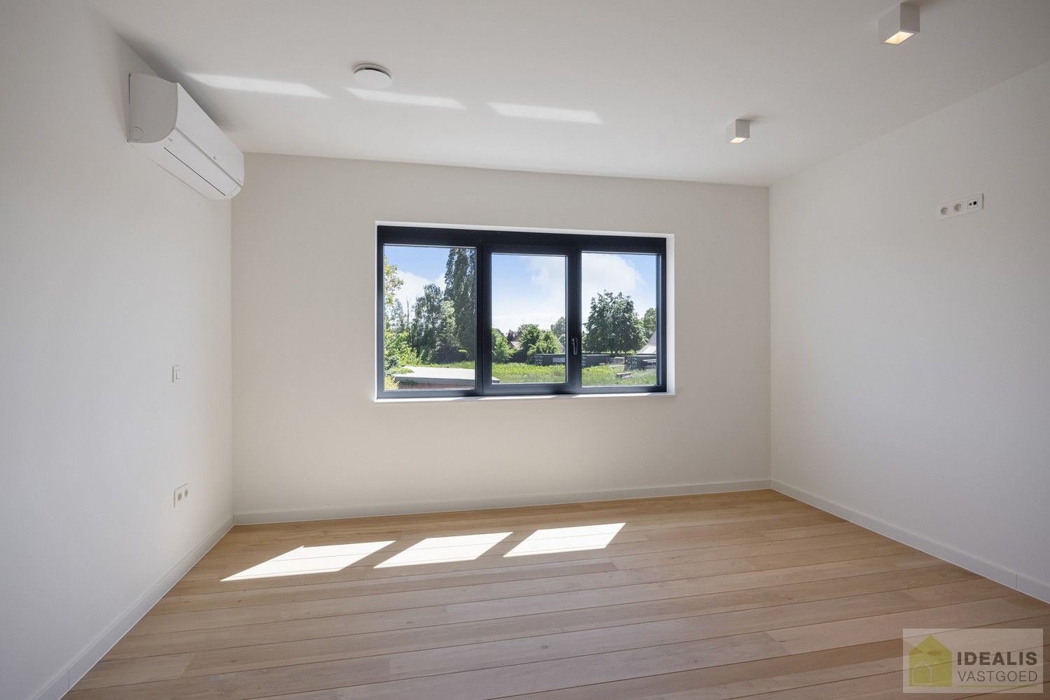 IDEALIS VASTGOED – Schitterend volledig vernieuwde woning (+- 220m²) met een heerlijke open leefruimte, 3 ruime slaapkamers, luxueuze badkamer, ruime wasplaats op een fijn zuid georiënteerd perceel! Dit heerlijke huis bevindt zich op een knap perceel van 8a 69ca in een heerlijk rustige en groene omgeving! - EEN MUST VISIT! - foto 19