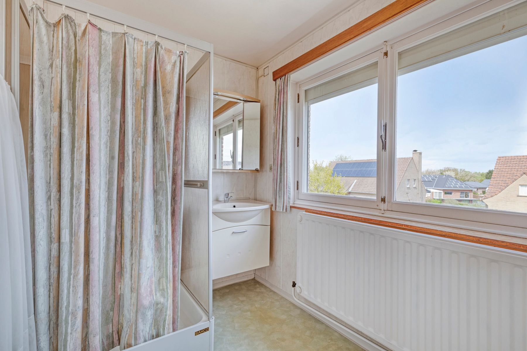 Goed gelegen villa met 3 slaapkamers, garage en tuin foto 14