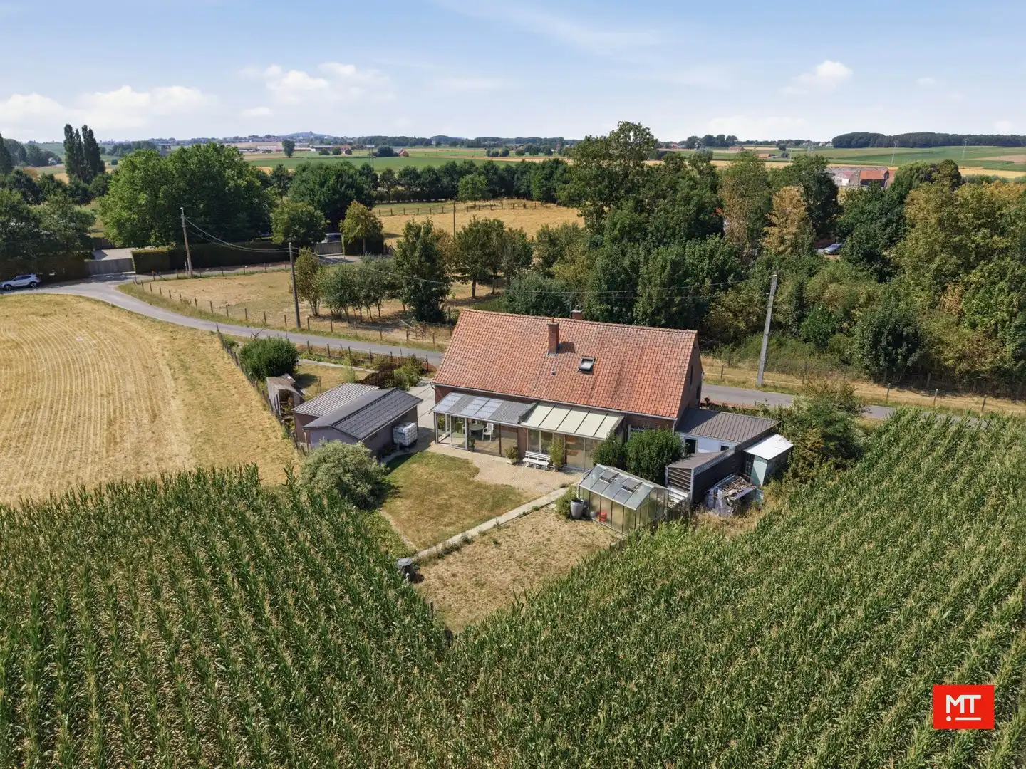 Te renoveren alleenstaande woning op een landelijke locatie in Wijtschate foto 4