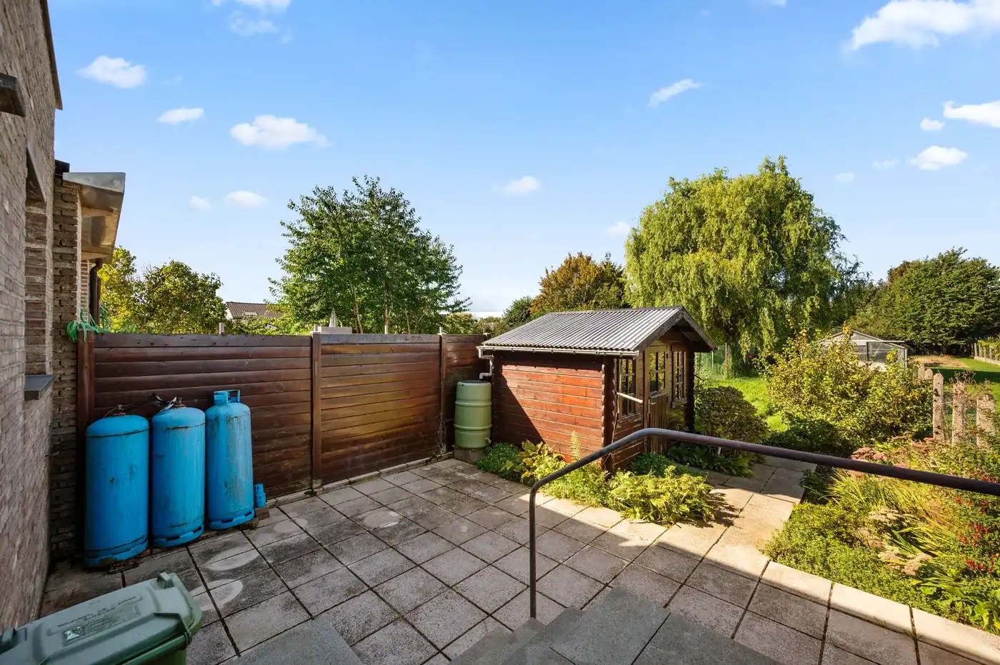 Charmante rijwoning met 2 slpk, tuin en parking foto 2