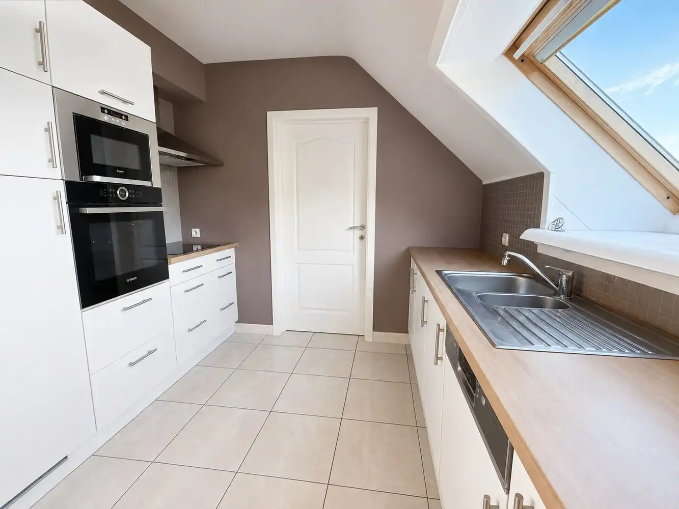 Ruim duplexappartement met twee slaapkamers, terras en garage in Alken foto 9