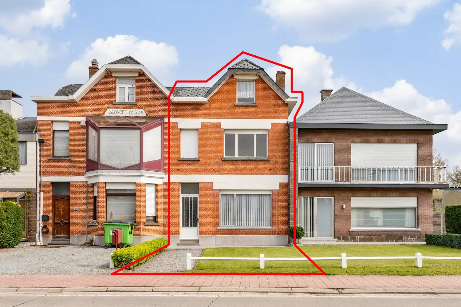 TE RENOVEREN WONING MET 3 SLPKS, PRACHTIGE TUIN + ACHTERLIGGENDE STAANPLAATS foto 2