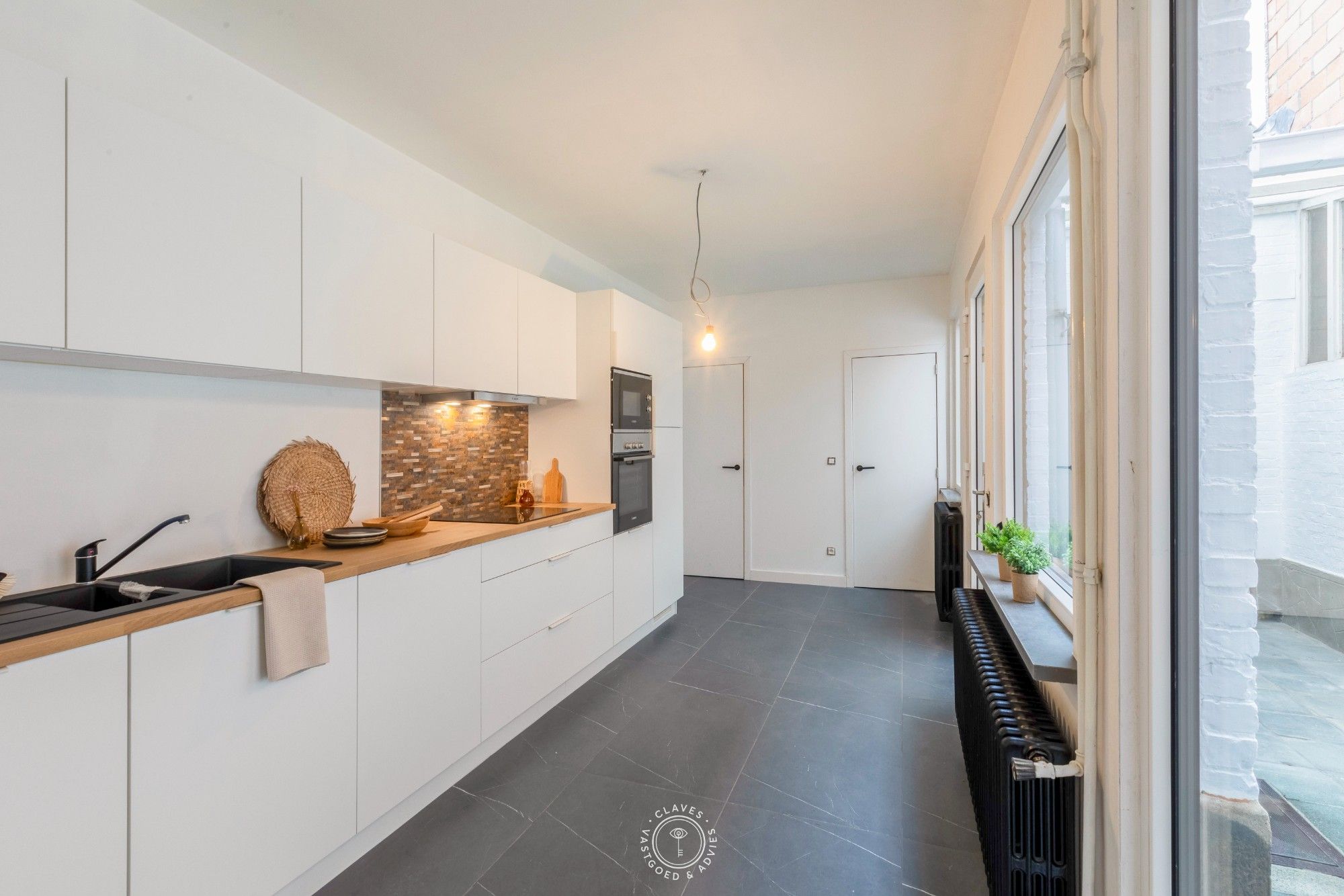 Fijn gerenoveerde woning met grote tuin en garage foto {{pictureIndex}}