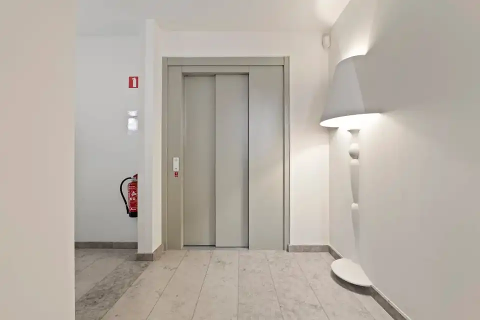 MODERN GELIJKVLOERS APPARTEMENT MET TERRAS EN STAANPLAATS IN SINT-TRUIDEN foto 27