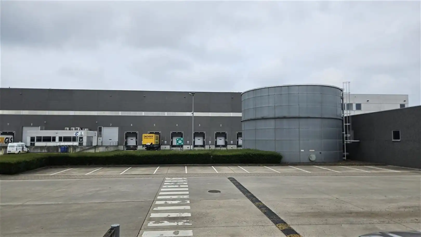 Magazijn met laadkades en kantoren foto 2