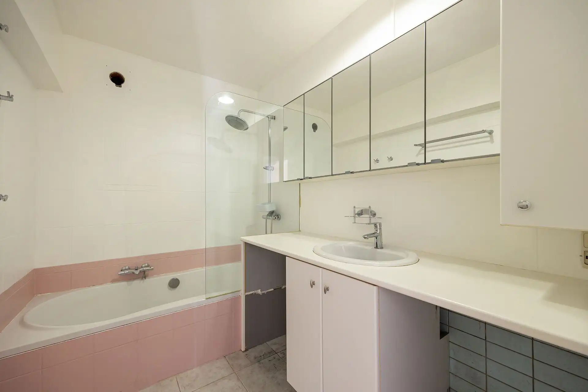 Instapklaar, lichtrijk appartement met terras en staanplaats foto 10