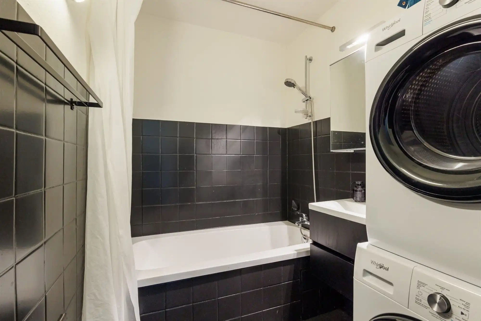 Gerenoveerd 2 Slaapkamer appartement met terras in Berchem foto 18