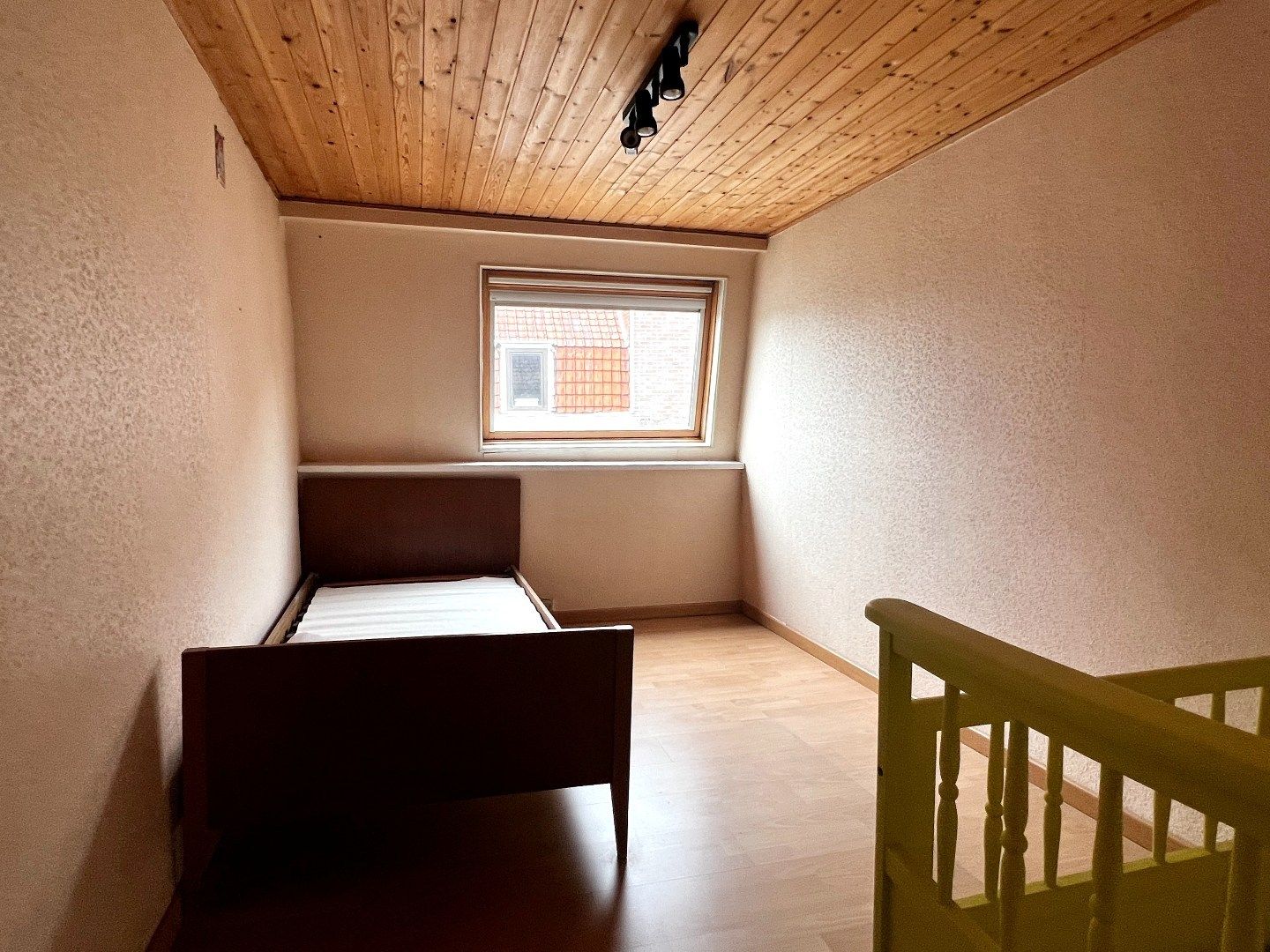 Charmante rijwoning te koop in hartje Harelbeke! – een ideale starterswoning of slimme investering! foto 18