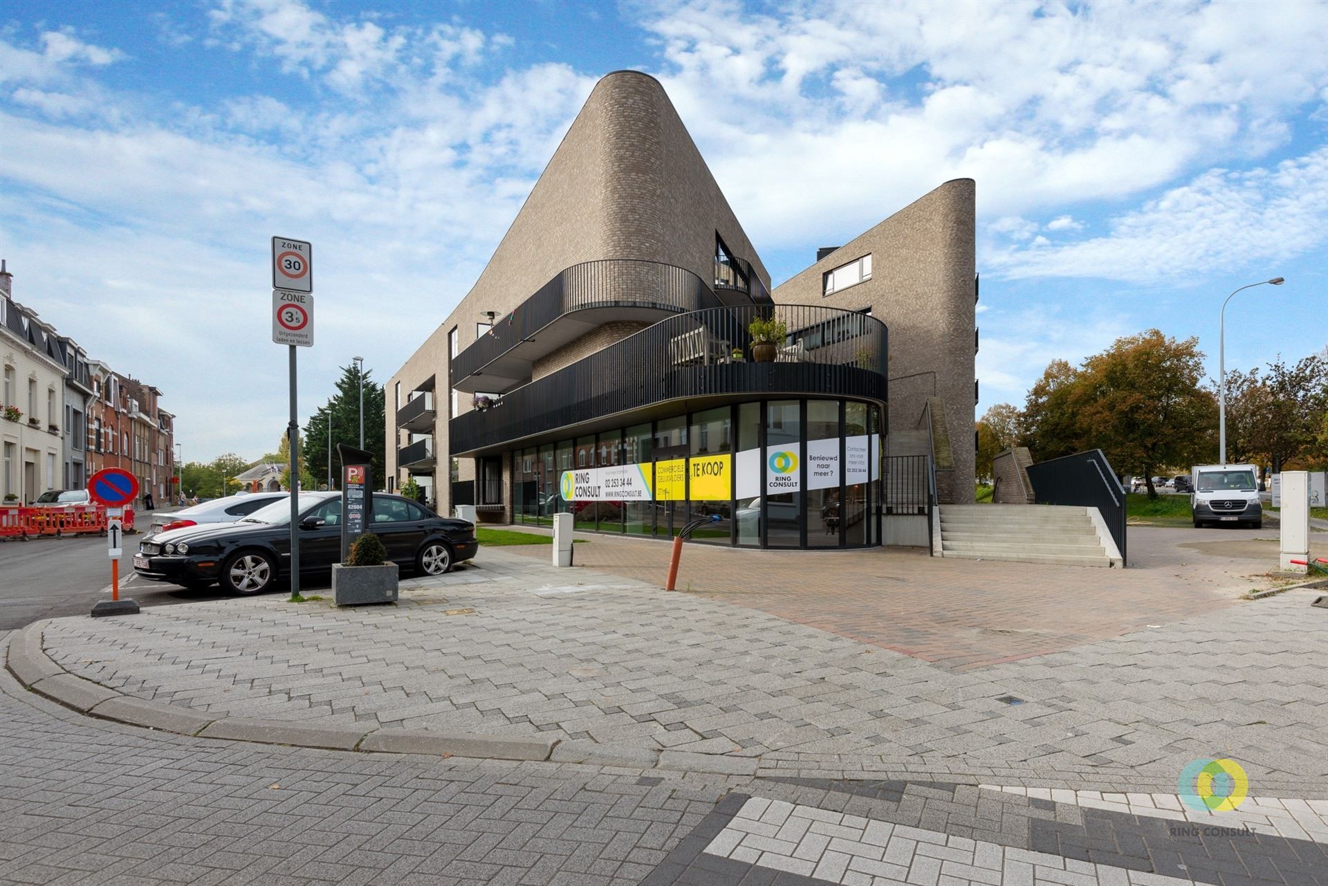 Instapklaar kantoor of commercieel gelijkvloers op uistekende locatie foto {{pictureIndex}}