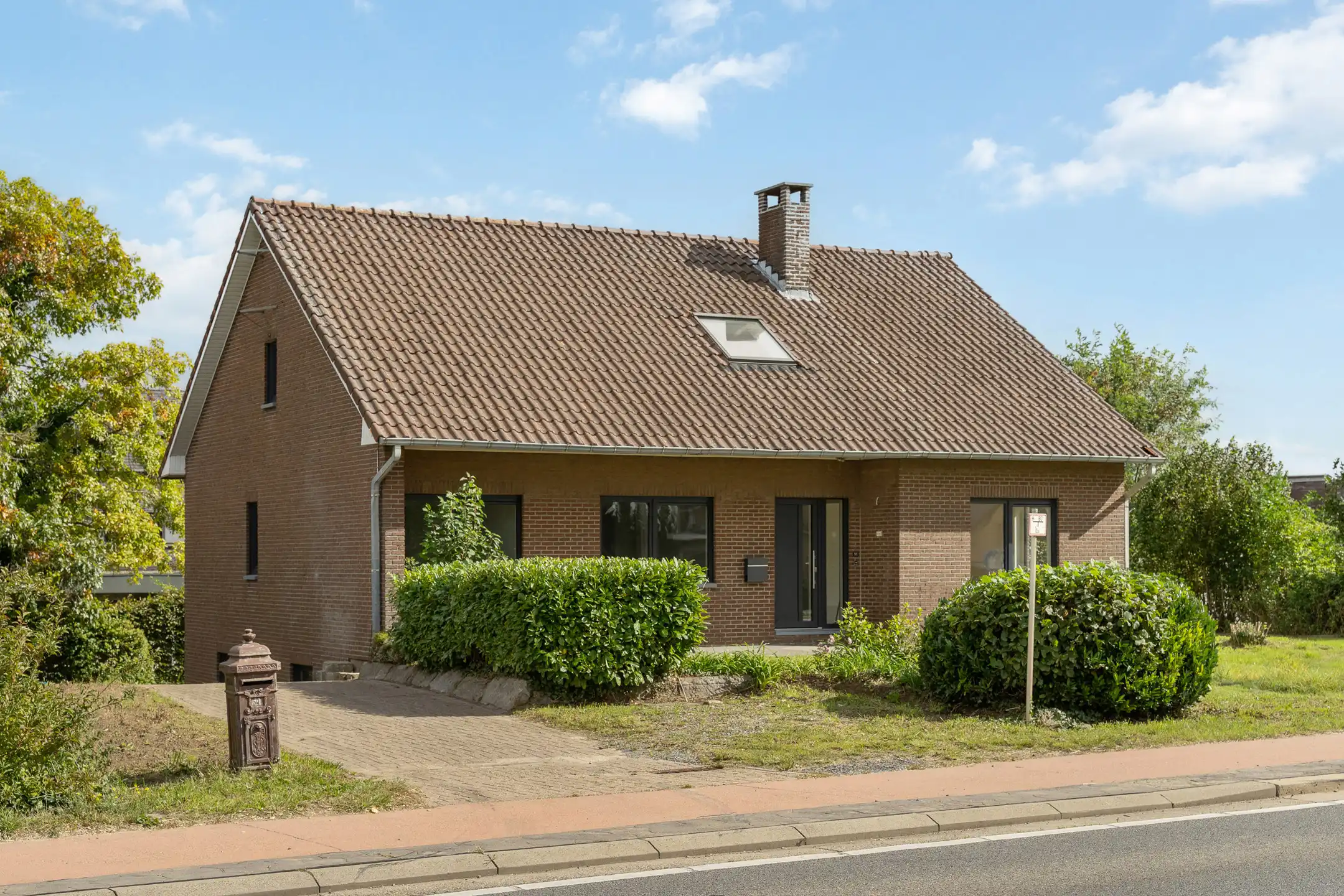 Recent gerenoveerde 4-gevelwoning te Riemst foto {{pictureIndex}}