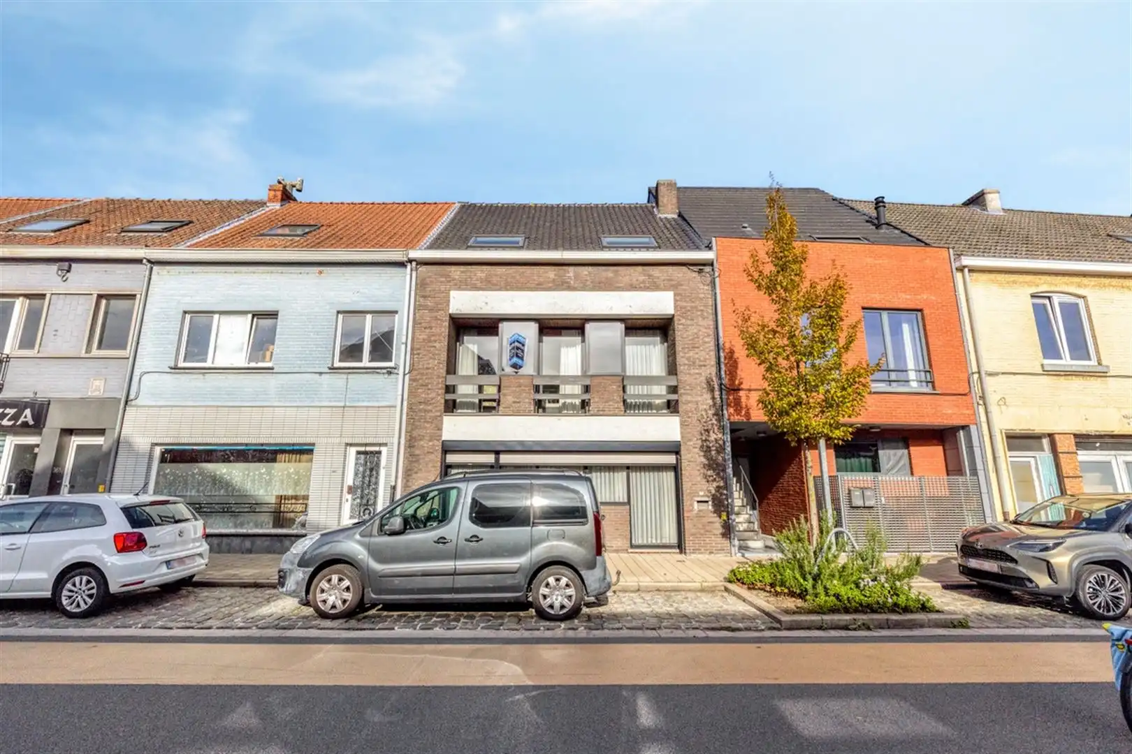 op te frissen ééngezinswoning met tuin en dubbele garage. Vroegere slagerij met woonst. foto {{pictureIndex}}