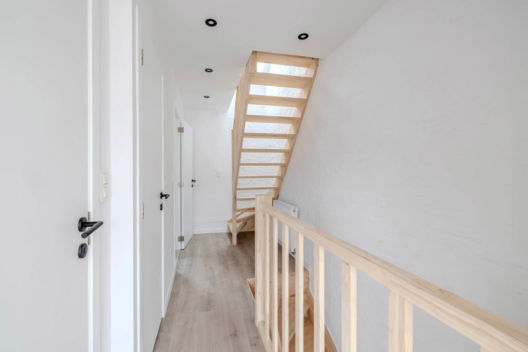 Gerenoveerde woning met 3 slpk, tuin en parking foto 12