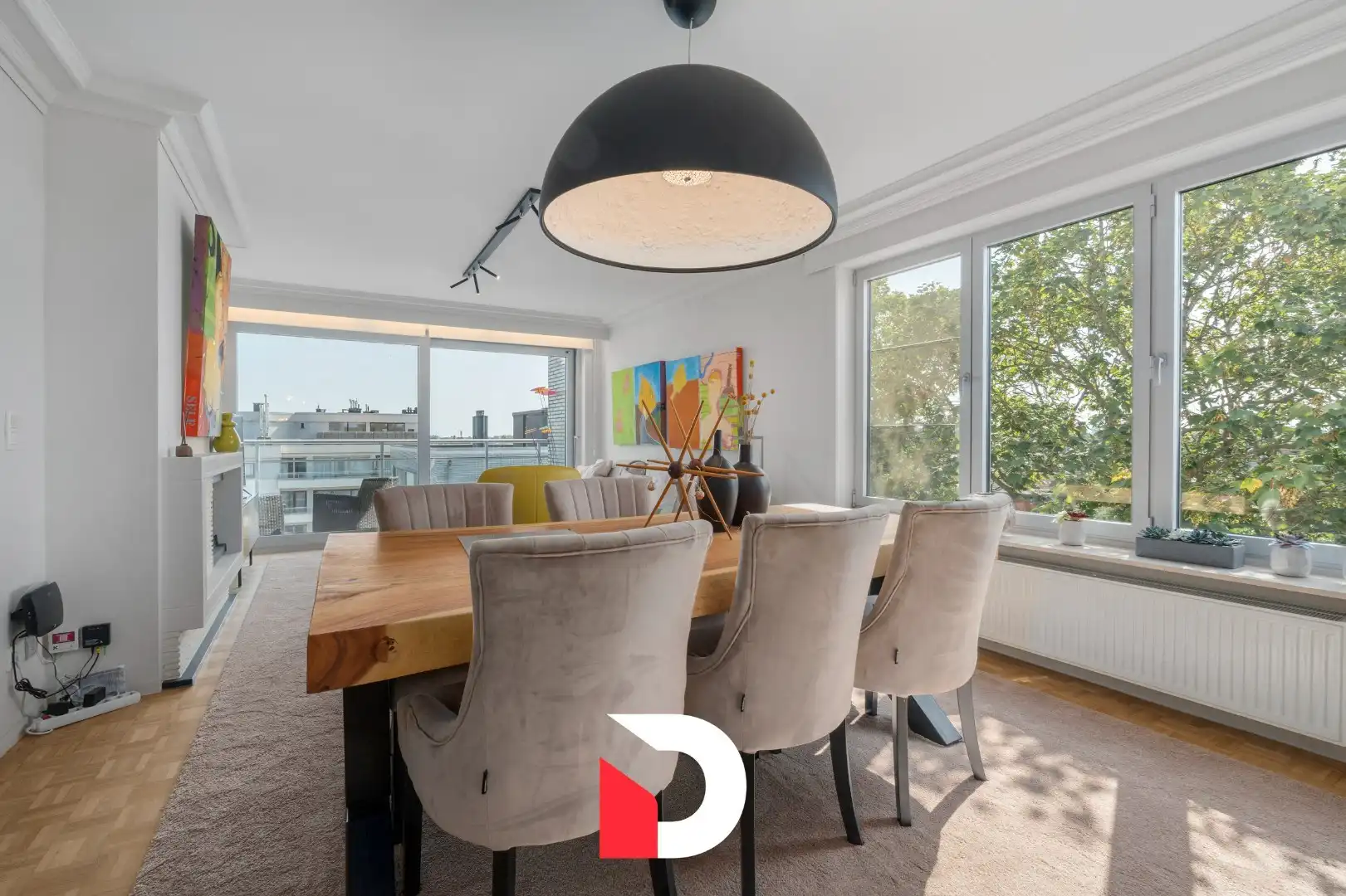 Schitterend gerenoveerd en uiterst aangenaam hoekappartement met 3 slaapkamers op een toplocatie te Sint-Andries (Sint-Baafs). foto 3