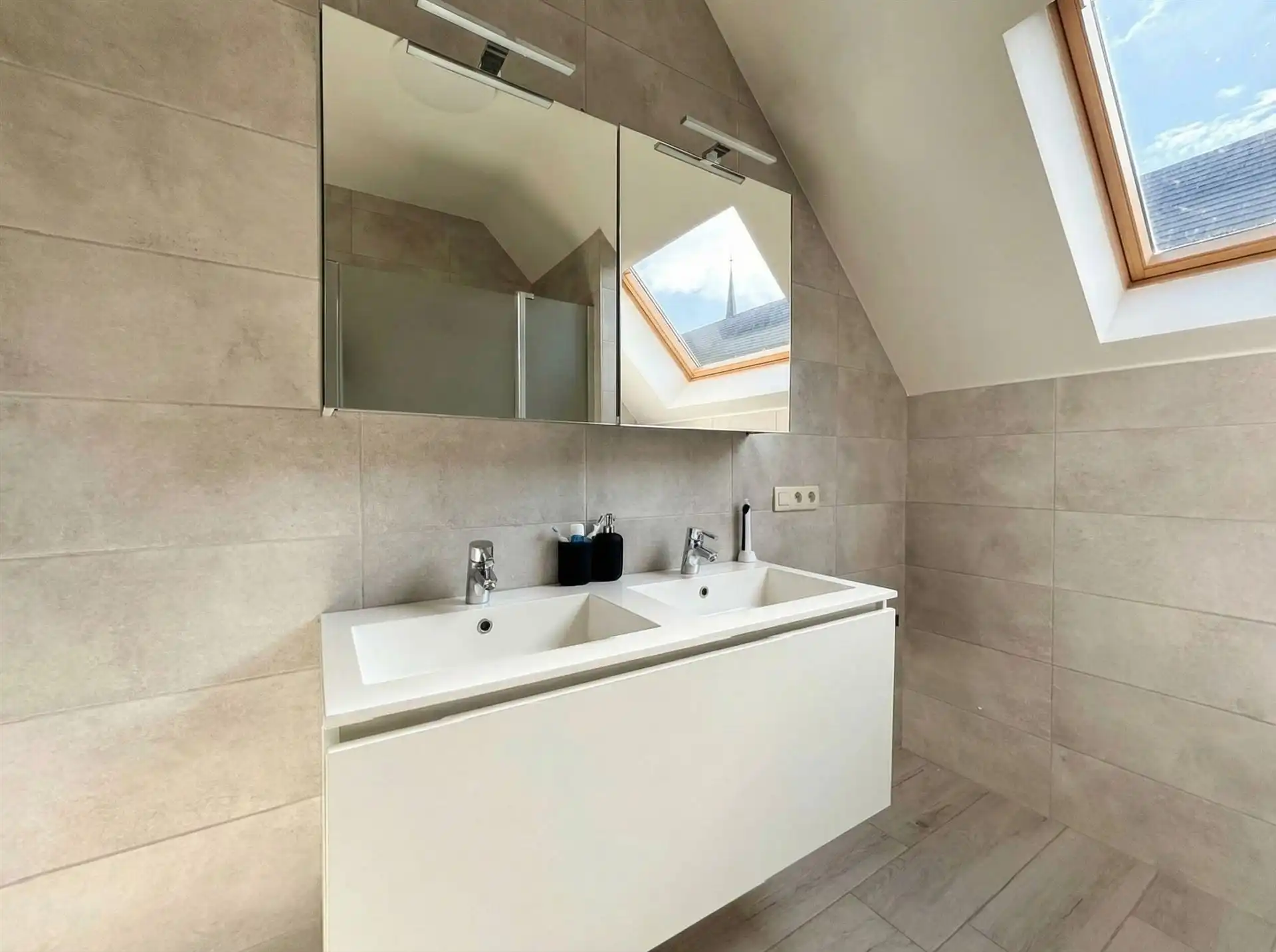 Instapklare, energiezuinige starterswoning met 2 slaapkamers, tuintje en ondergrondse parking op toplocatie in Maasmechelen! foto 11