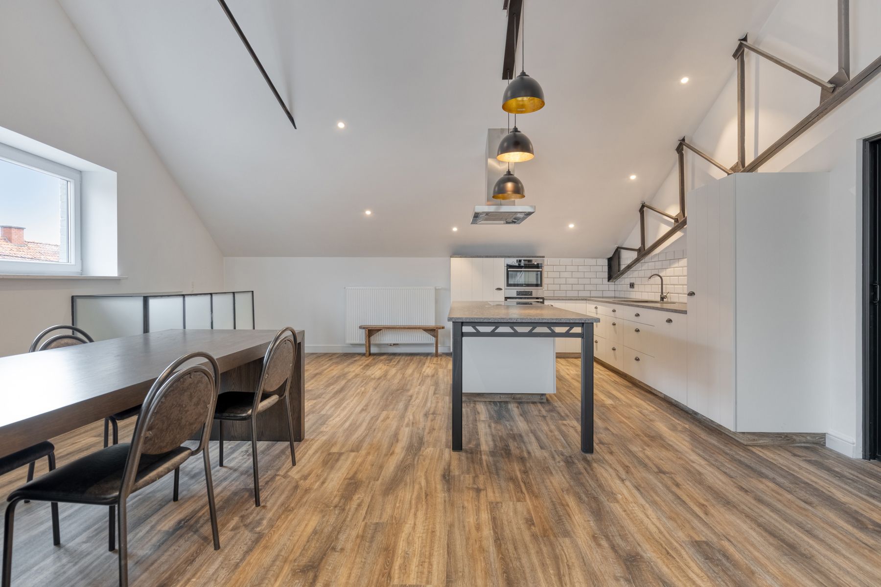 Recent vernieuwde loods met bovenliggend luxe appartement ! foto 27