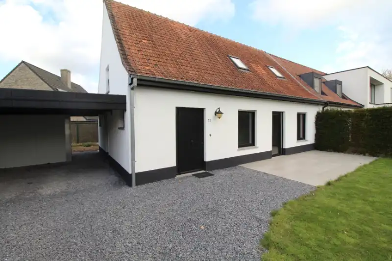 Gerenoveerde woning met drie/vier slaapkamers te Kachtem foto 2