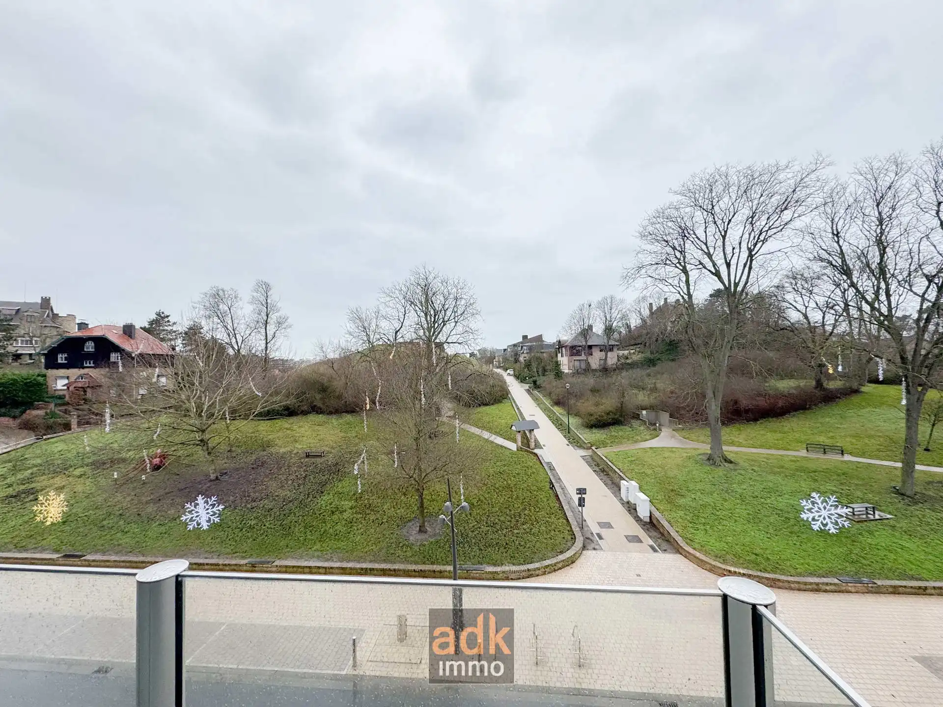 Ruim en lichtrijk appartement met zicht op het park. 2 slaapkamers, 2 badkamers, 2 terrassen, incl. kelder.  foto 4