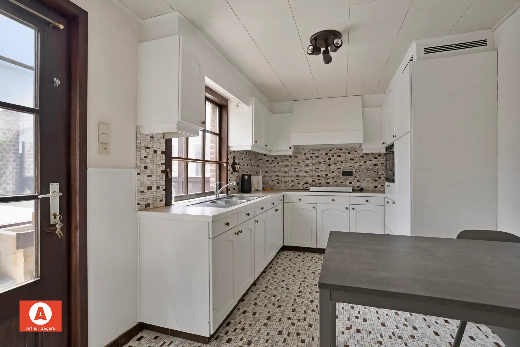 Te renoveren woning met werkhuis en ruime tuin foto 7