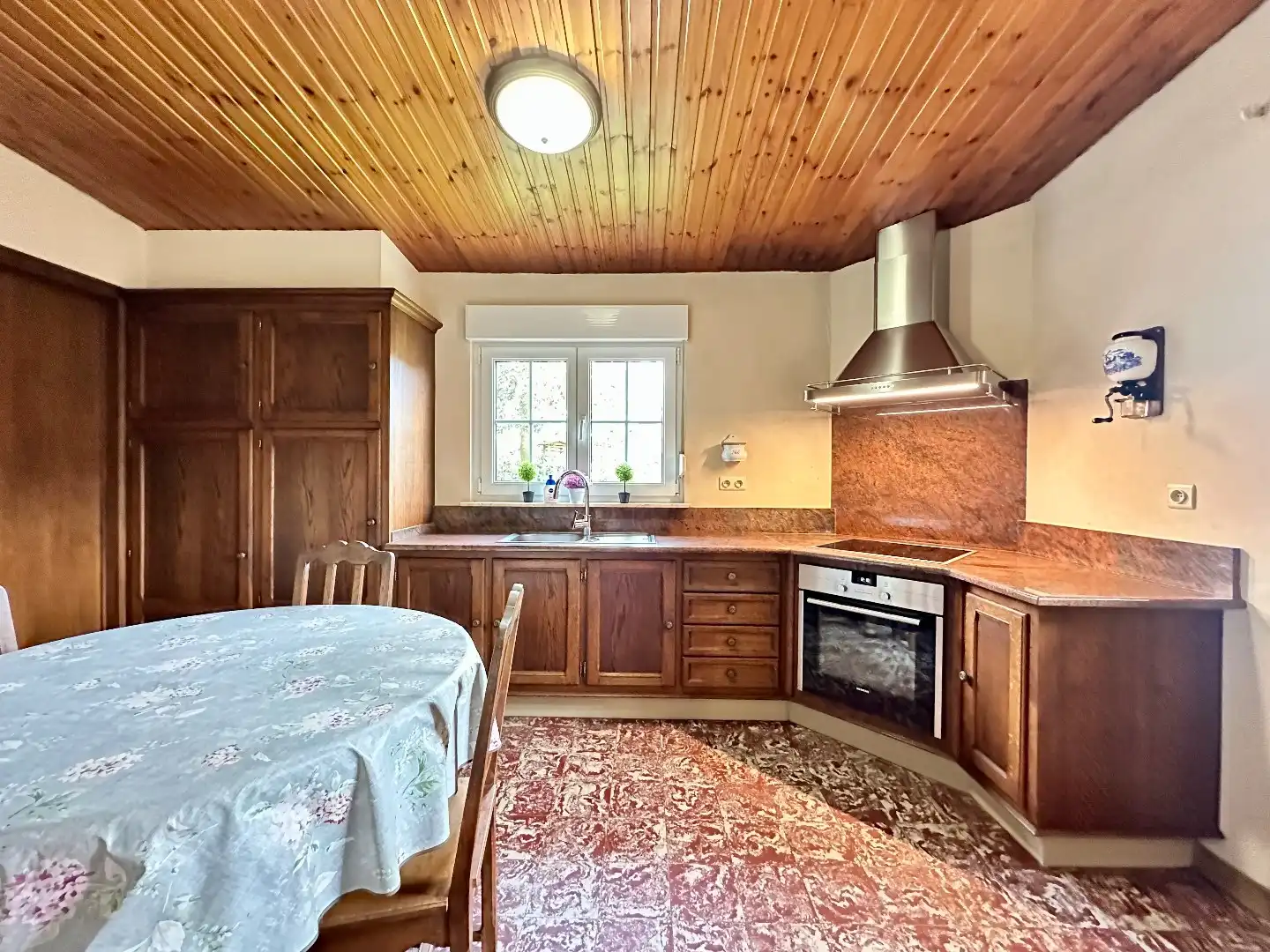 Ruime gezinswoning met prachtige tuin nabij centrum Tongeren foto 9